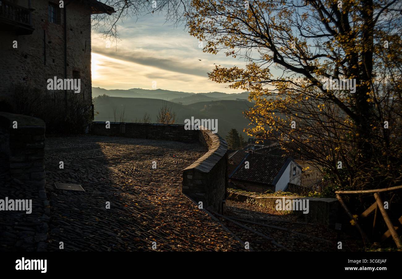 Tramonto a Serralunga d'Alba, Piemonte, Italia Foto Stock