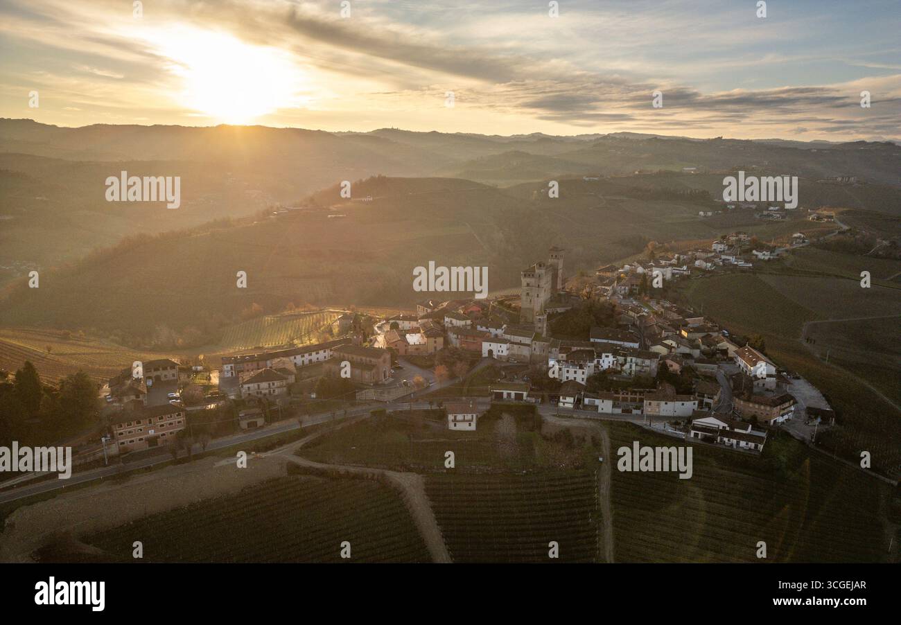 Tramonto a Serralunga d'Alba, Piemonte, Italia Foto Stock