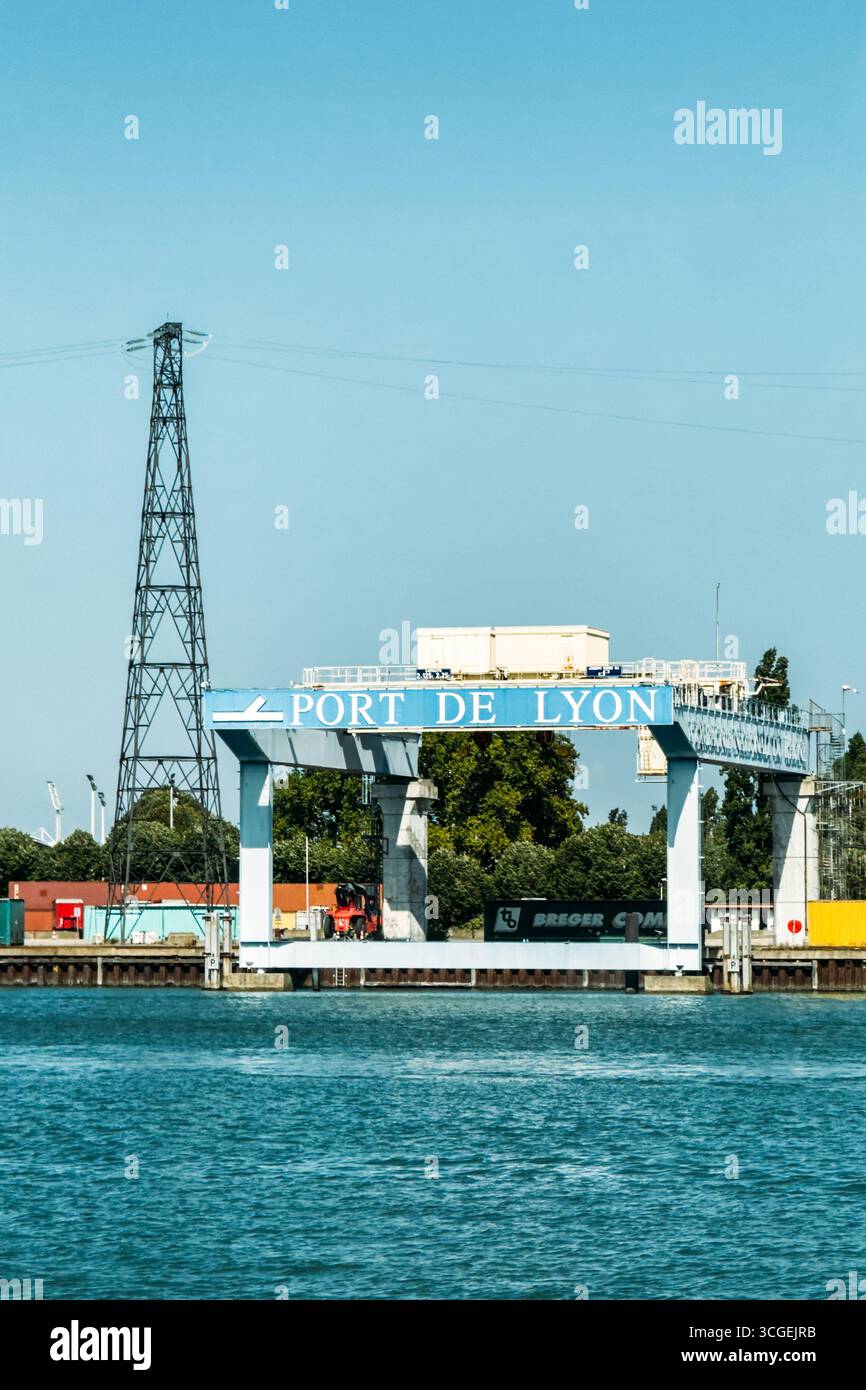Grossa gru e container al porto di Lione sul fiume Rodano. Lione, Francia - 19 agosto 2025 Foto Stock