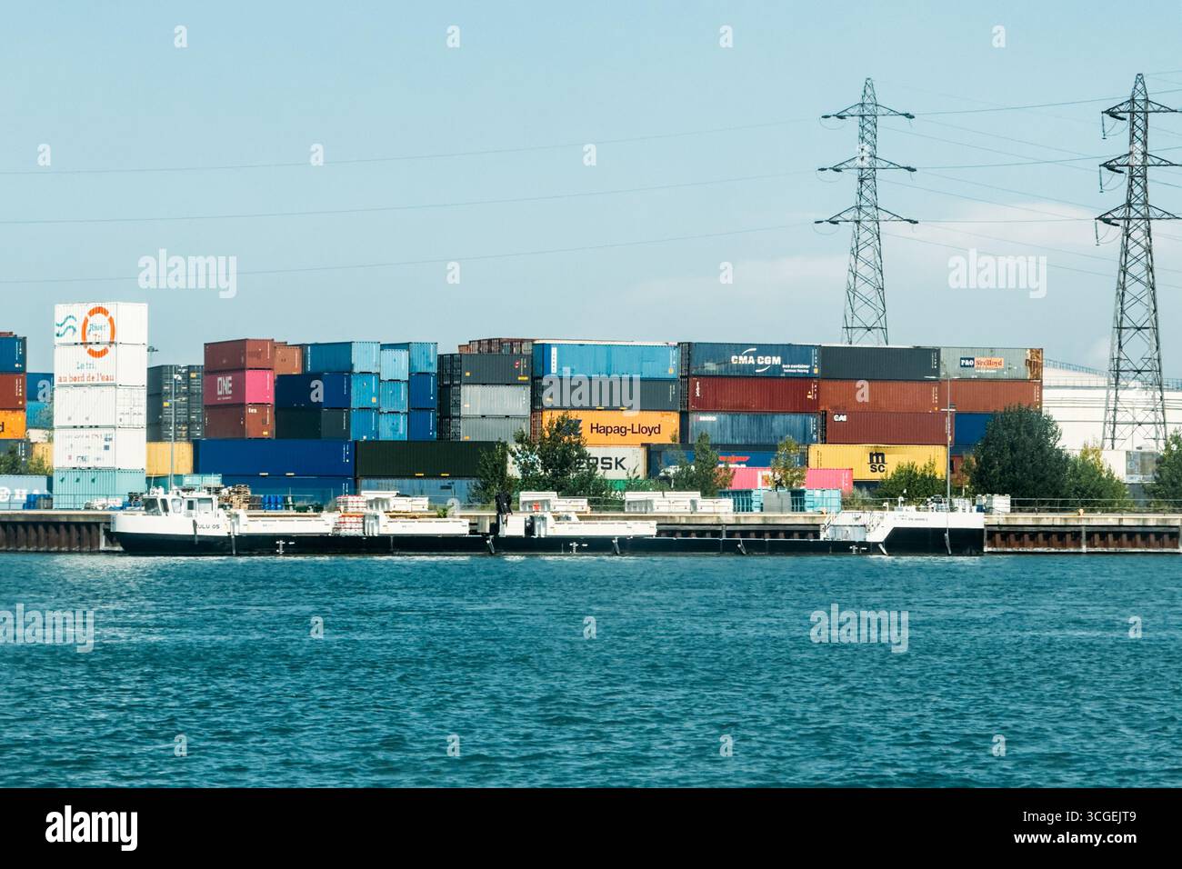 Grossa gru e container al porto di Lione sul fiume Rodano. Lione, Francia - 19 agosto 2025 Foto Stock