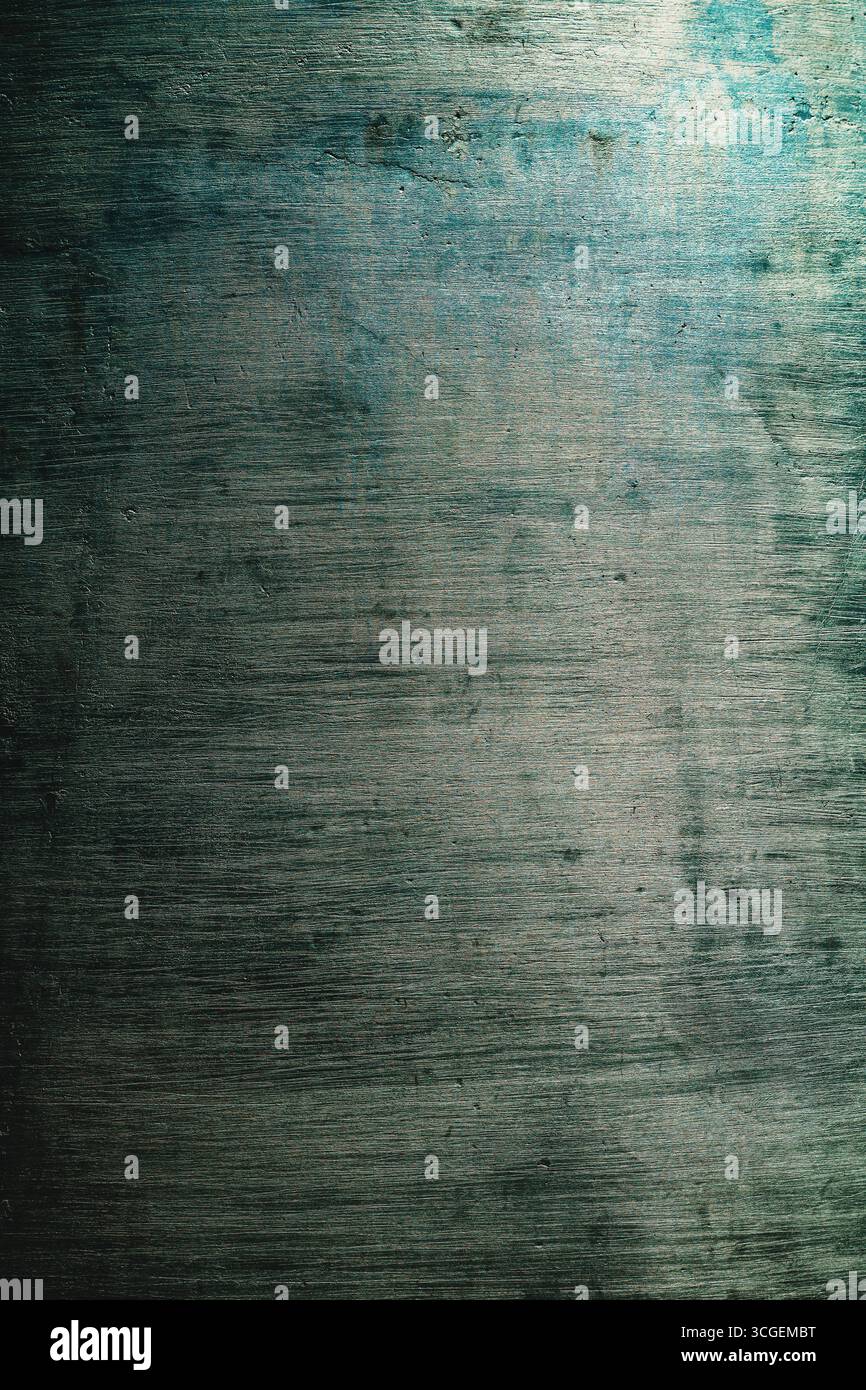 Parete in cemento grunge ruvida con texture usurata e macchie color azzurro, adatta come sfondo o elemento di design industriale. Immagine verticale. Foto Stock