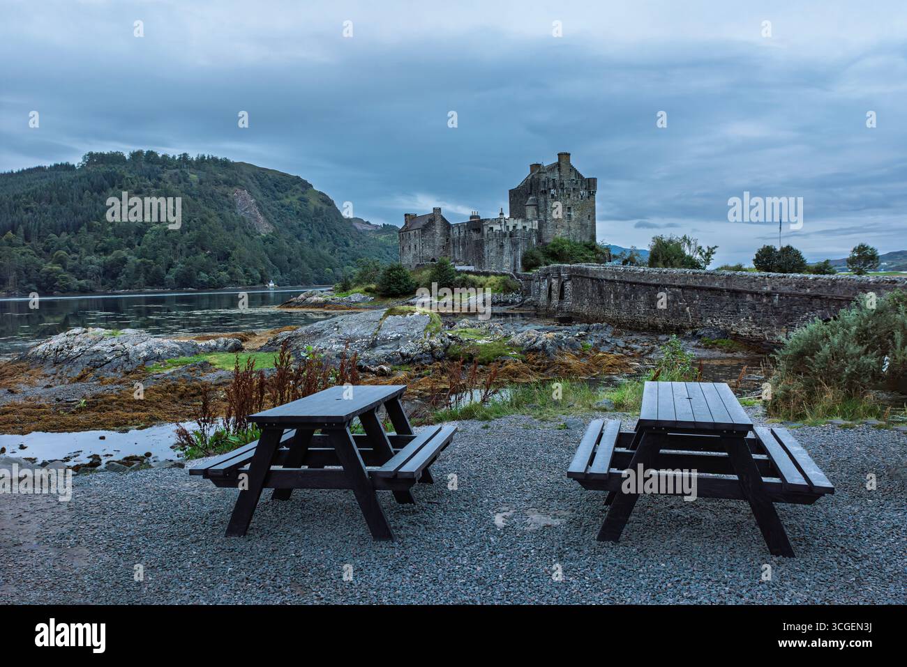 Castello di Eilean Donan - riflessioni sulle Highland e momenti tranquilli Foto Stock