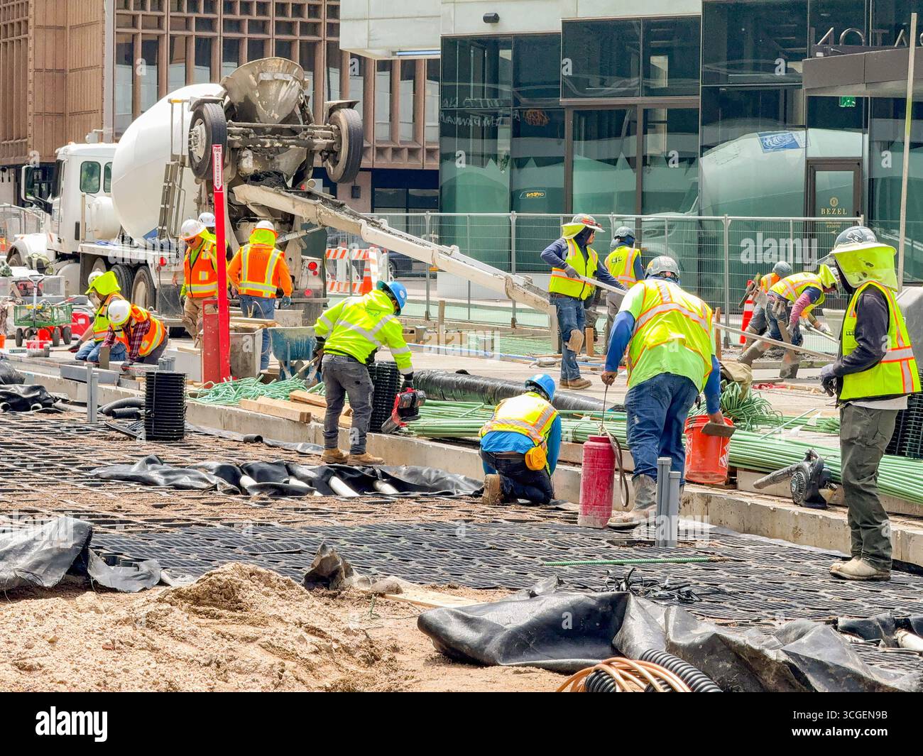 Denver, Colorado, USA - 4 giugno 2025: Operai edili che preparano fondazioni rinforzate per il cemento per una nuova strada nel centro della città Foto Stock