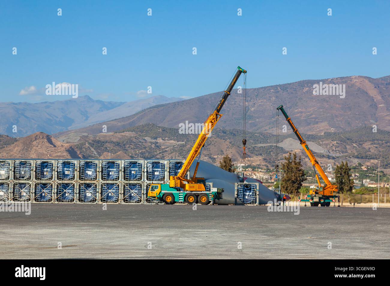 Motril, Spagna - 09.27.2022: Trasporto di pale per turbine eoliche Vestas nel porto di Motril in Spagna tramite due gru. Foto Stock