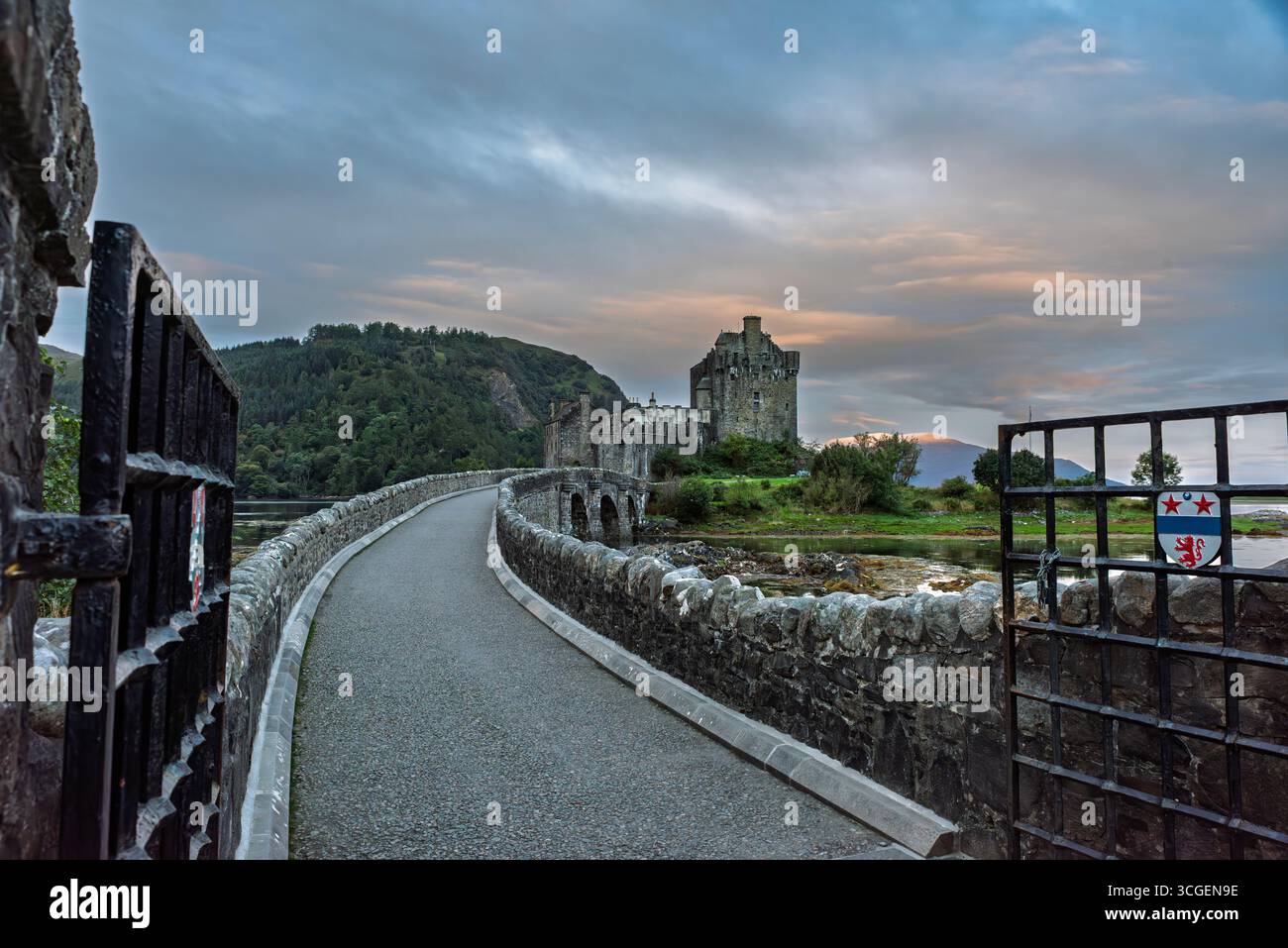Castello di Eilean Donan prima dell'alba - Maestà delle Highlands Foto Stock