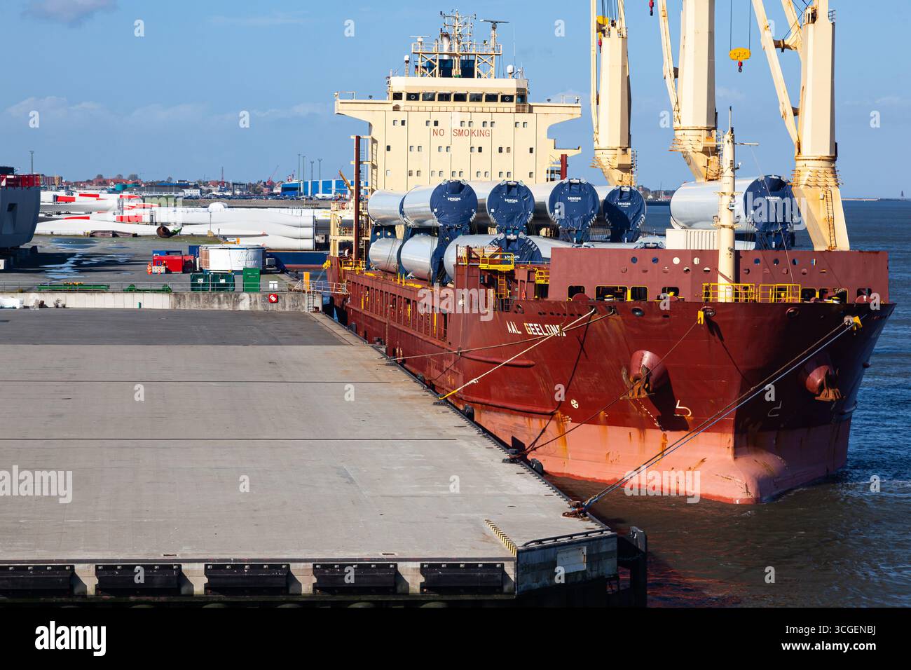 Cuxhaven, Germania - 11.21.2022: Scarico di parti delle turbine eoliche Vestas nel porto di Cuxhaven, Germania, da una nave da carico. Foto Stock