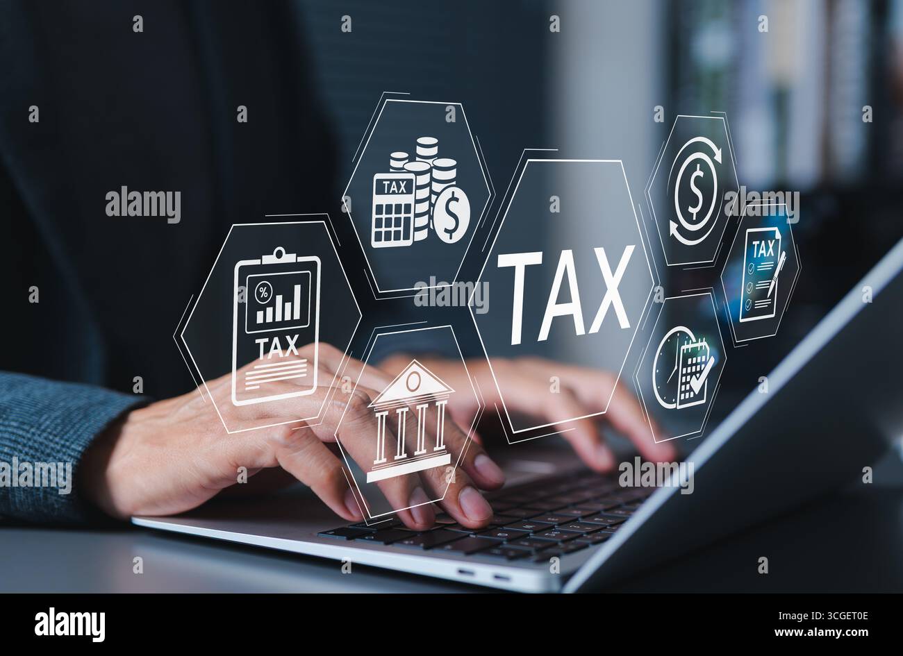 Concetto di gestione fiscale digitale. Persona che lavora su un notebook con icone finanziarie come documenti fiscali, calcoli, scadenze e documenti governativi Foto Stock