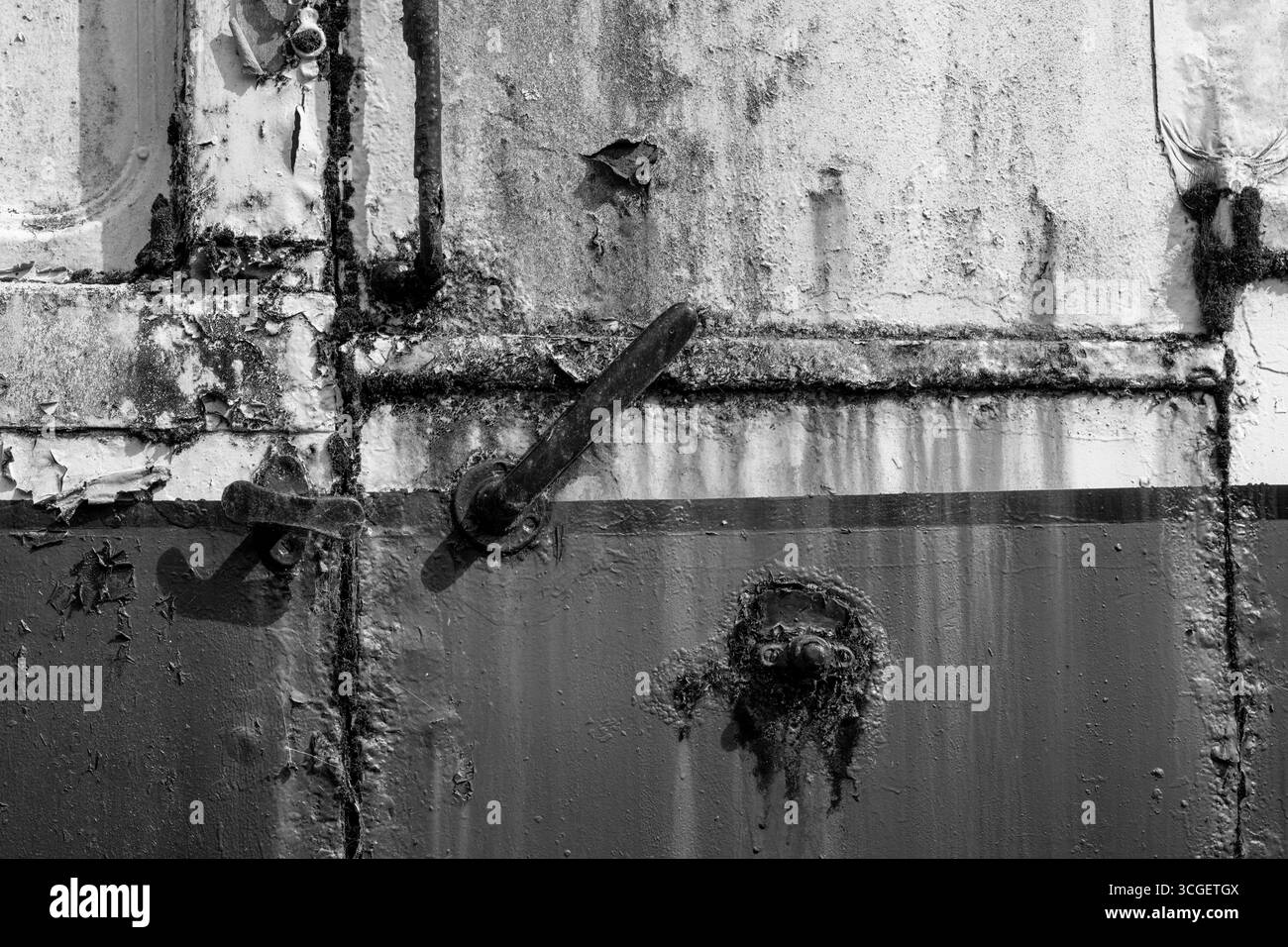 Porta in rovina e arrugginita verso una vecchia carrozza merci della British Rail. Foto Stock