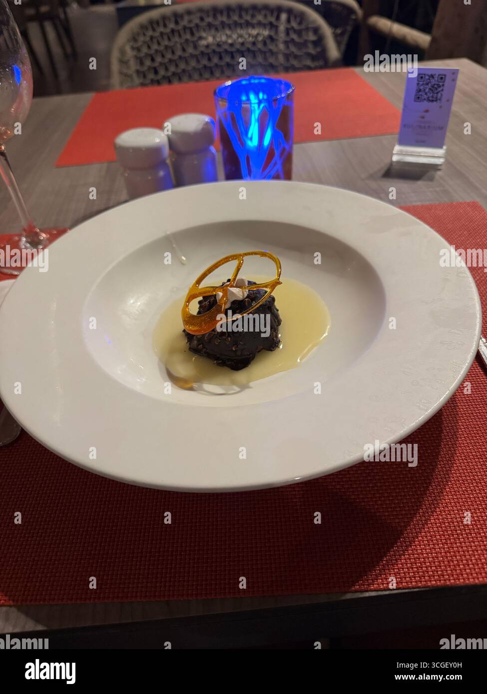 Dessert artistico placcato con salsa e guarnigione nel ristorante tropicale di Zanzibar, Tanzania, che propone una cucina dolce gourmet e uno stile di vita per le vacanze Foto Stock