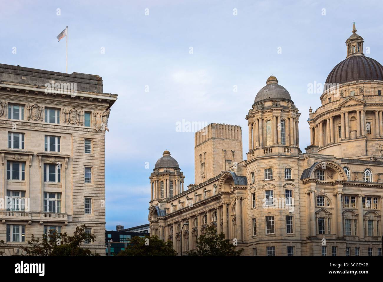 Skyline di Liverpool, intorno ai Royal Albert Docks, al porto delle navi da crociera e all'isola di Mann. Agosto 2025. Foto Stock