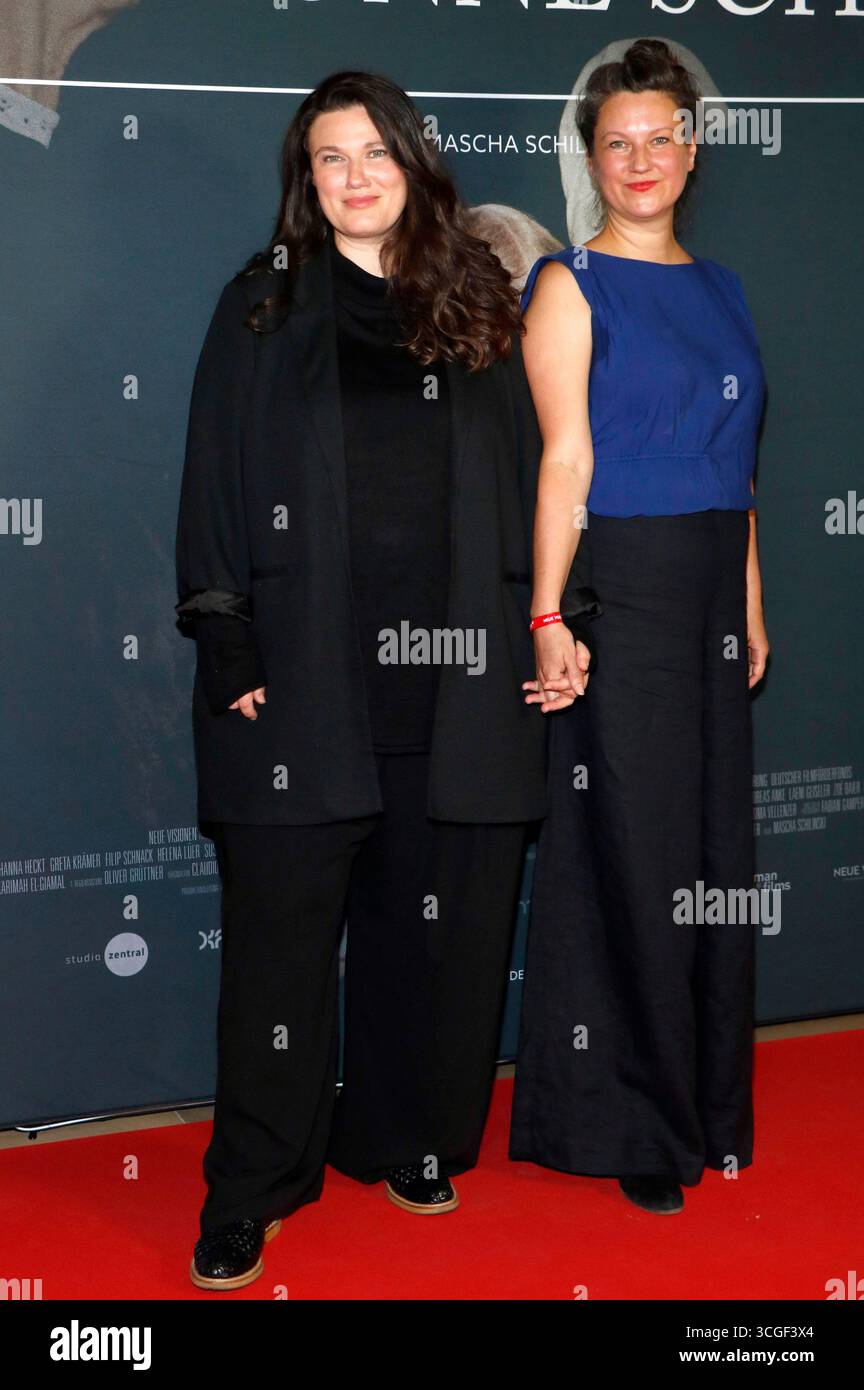 Mascha Schilinski und Louise Peter bei der Premiere des Kinofilms 'in die Sonne schauen / Sound of Falling' im Delphi Filmpalast. Berlino, 27.08.2025 Foto Stock