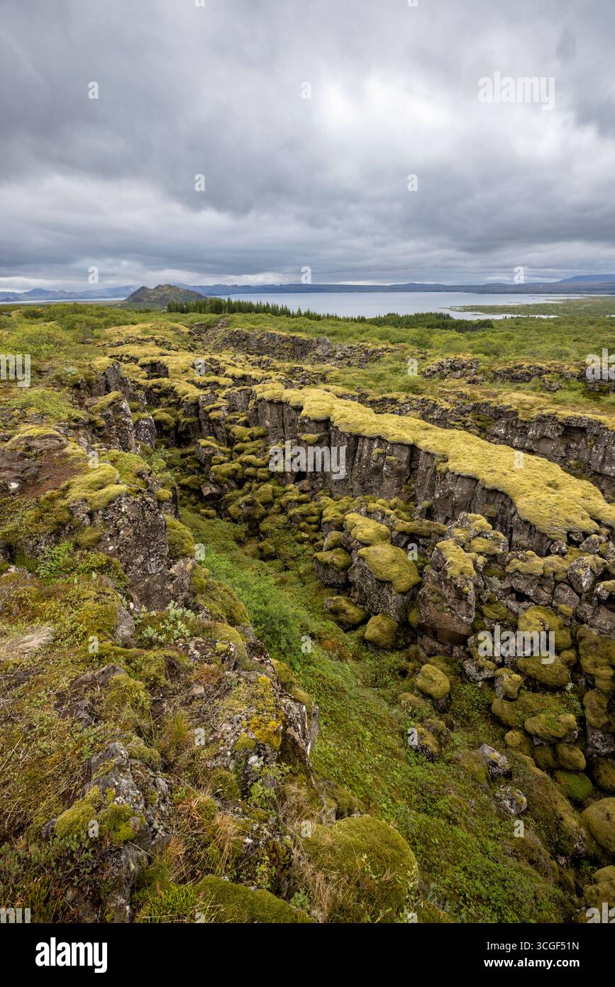 Il rift medio-atlantico al ponte di osservazione Hrafnagja, Parco Nazionale di Þingvellirrk, Islanda Foto Stock