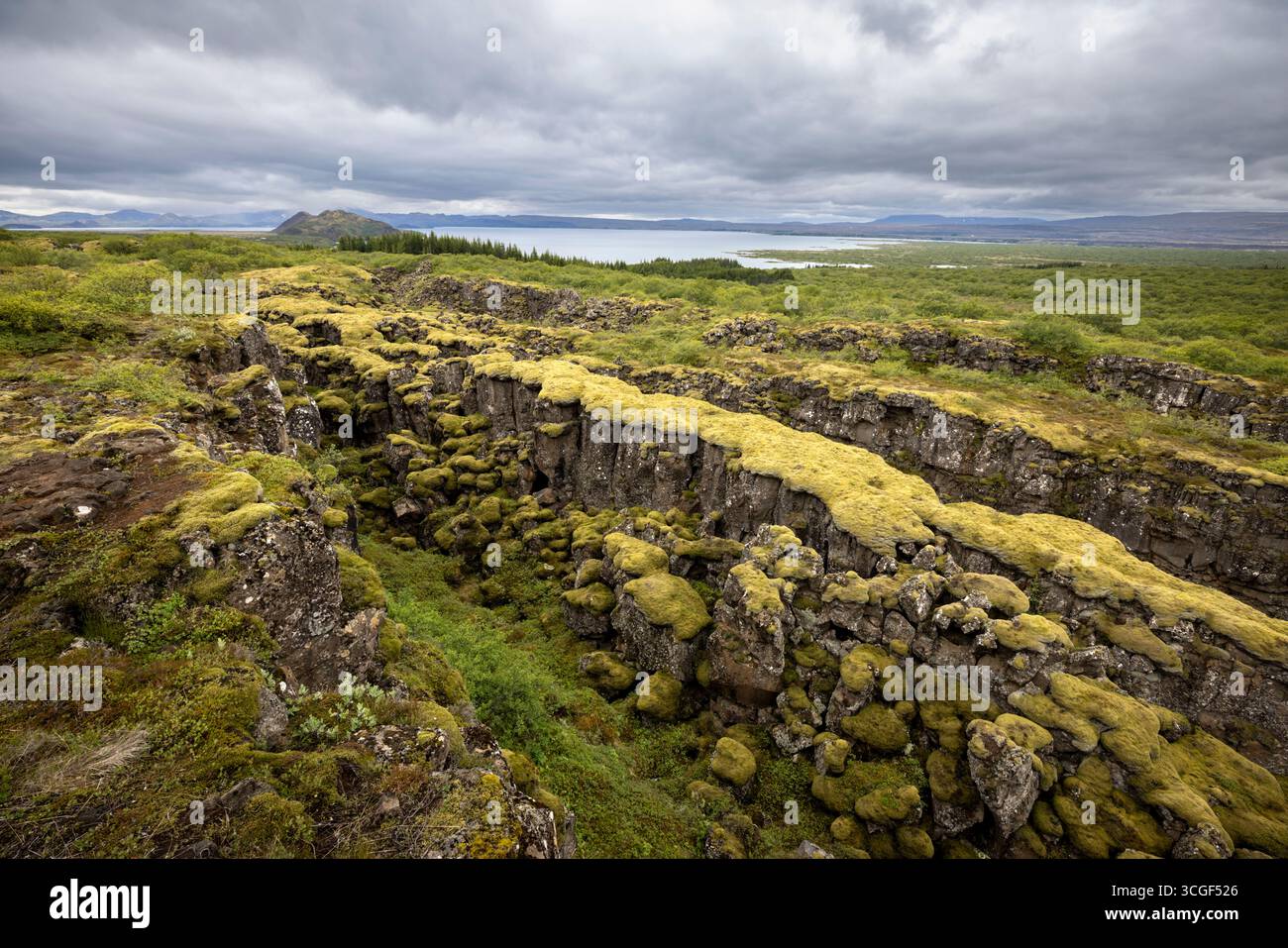 Il rift medio-atlantico al ponte di osservazione Hrafnagja, Parco Nazionale di Þingvellirrk, Islanda Foto Stock