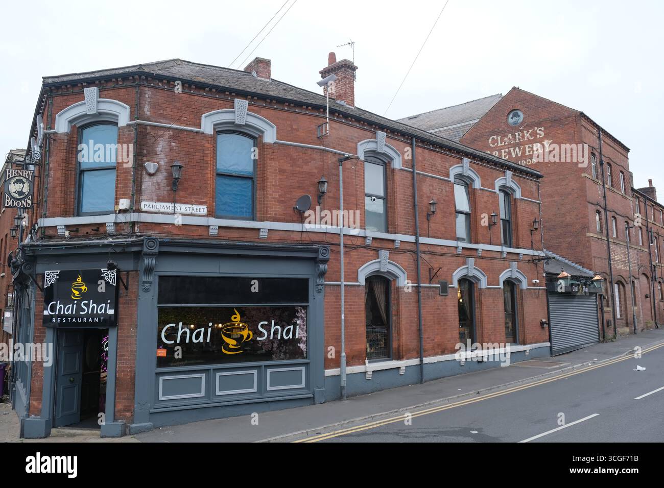 Un caffè asiatico si apre in un edificio vittoriano che abbraccia un ex birrificio nel centro di Wakefield, West Yorkshire Foto Stock