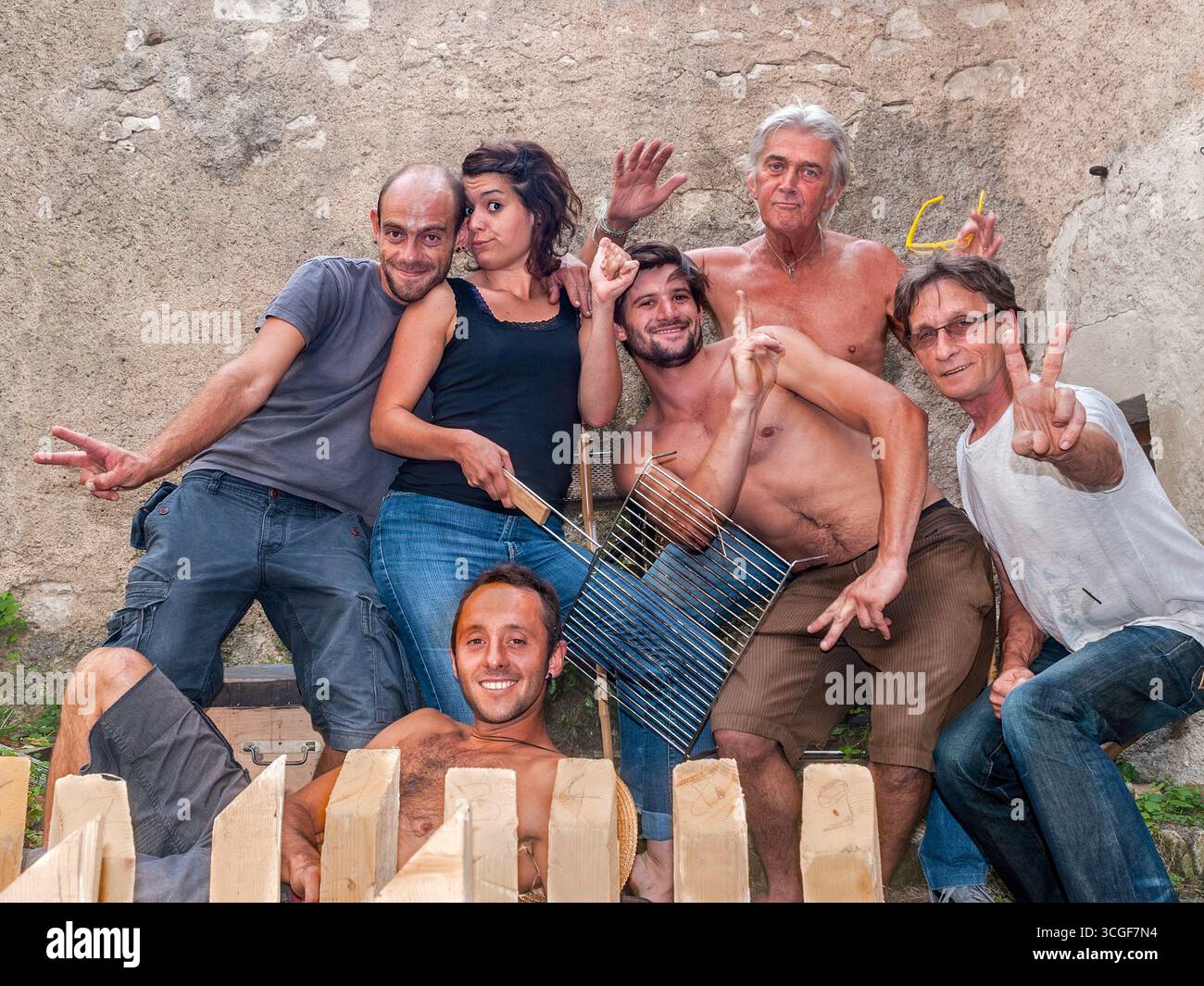 Gruppo di giovani uomini e una donna che festeggiano dopo una partita di "Mölkky" - Preuilly-sur-Claise, Indre-et-Loire (37), Francia. Foto Stock