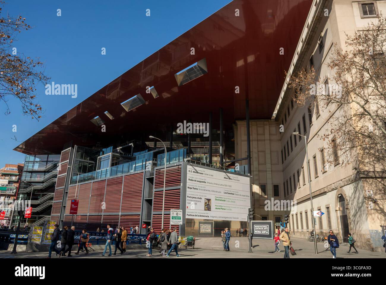 Madrid, Spagna, vista grandangolare, esterno, anteriore, architettura moderna, edificio, Museo Nazionale d'Arte moderna, "Queen Sofia » affollata di giovani in visita, Foto Stock