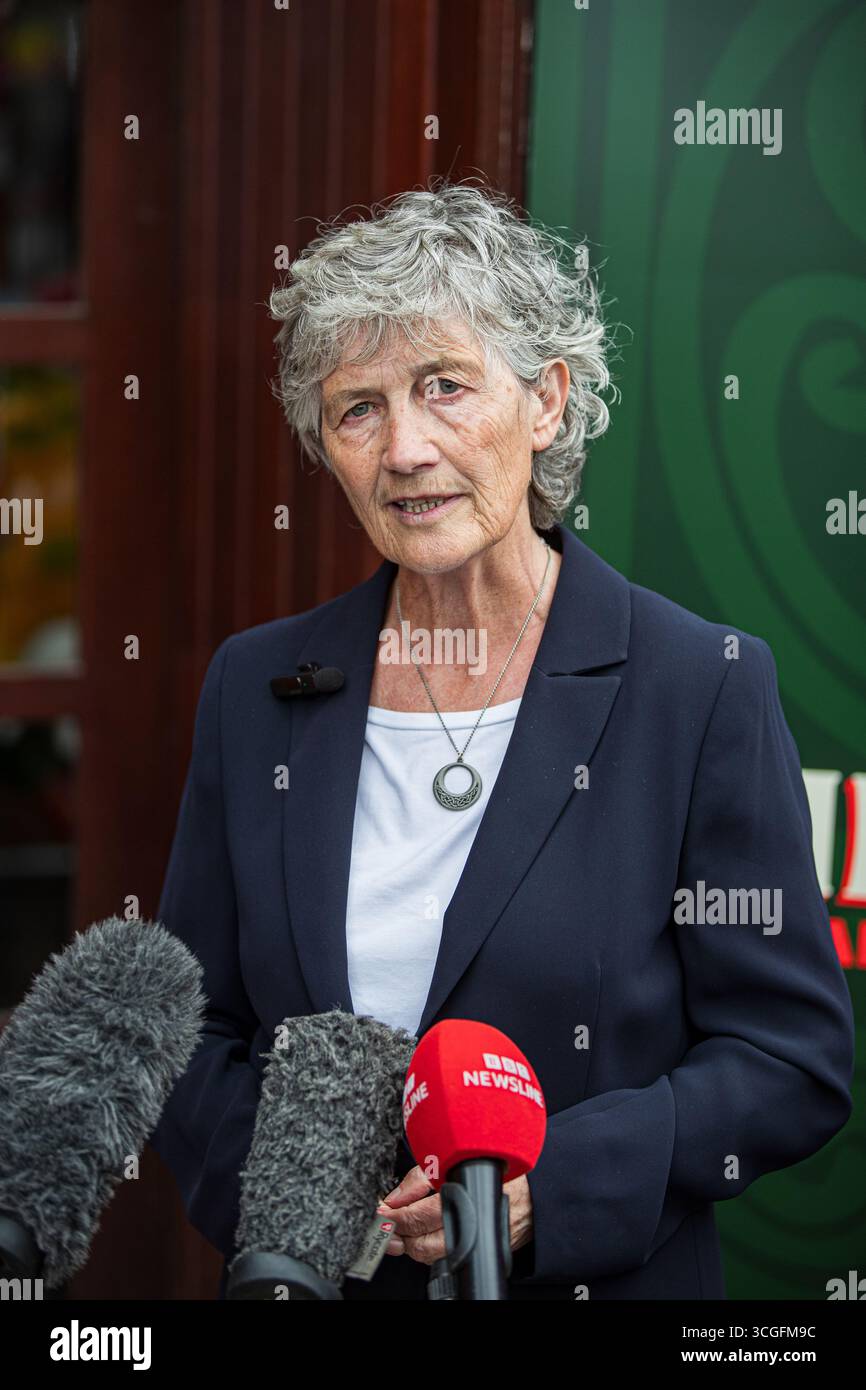 Belfast, Irlanda del Nord. 28 agosto 2025. 28/08/2025 il candidato del presidente irlandese indipendente di Belfast Catherine Connolly visita Belfast Gerry Carroll parlando alla visita di Catherine Connolly a Belfast, ha detto: "Sono lieto di ospitare la candidata presidenziale irlandese, Catherine Connolly TD nella sua visita a West Belfast. Incontreremo gruppi locali e attivisti, oltre a visitare Coláiste Feirste, Raidió Fáilte McAdam' Fiaich, Cultúrlann e i centri femminili Shankill e Falls. Crediti: Bonzo/Alamy Live News Foto Stock