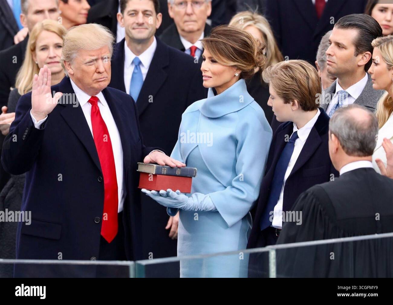 DONALD TRUMP ha prestato giuramento come presidente dal giudice capo John G. Roberts Jr. Il 20 gennaio 2017 Foto Stock
