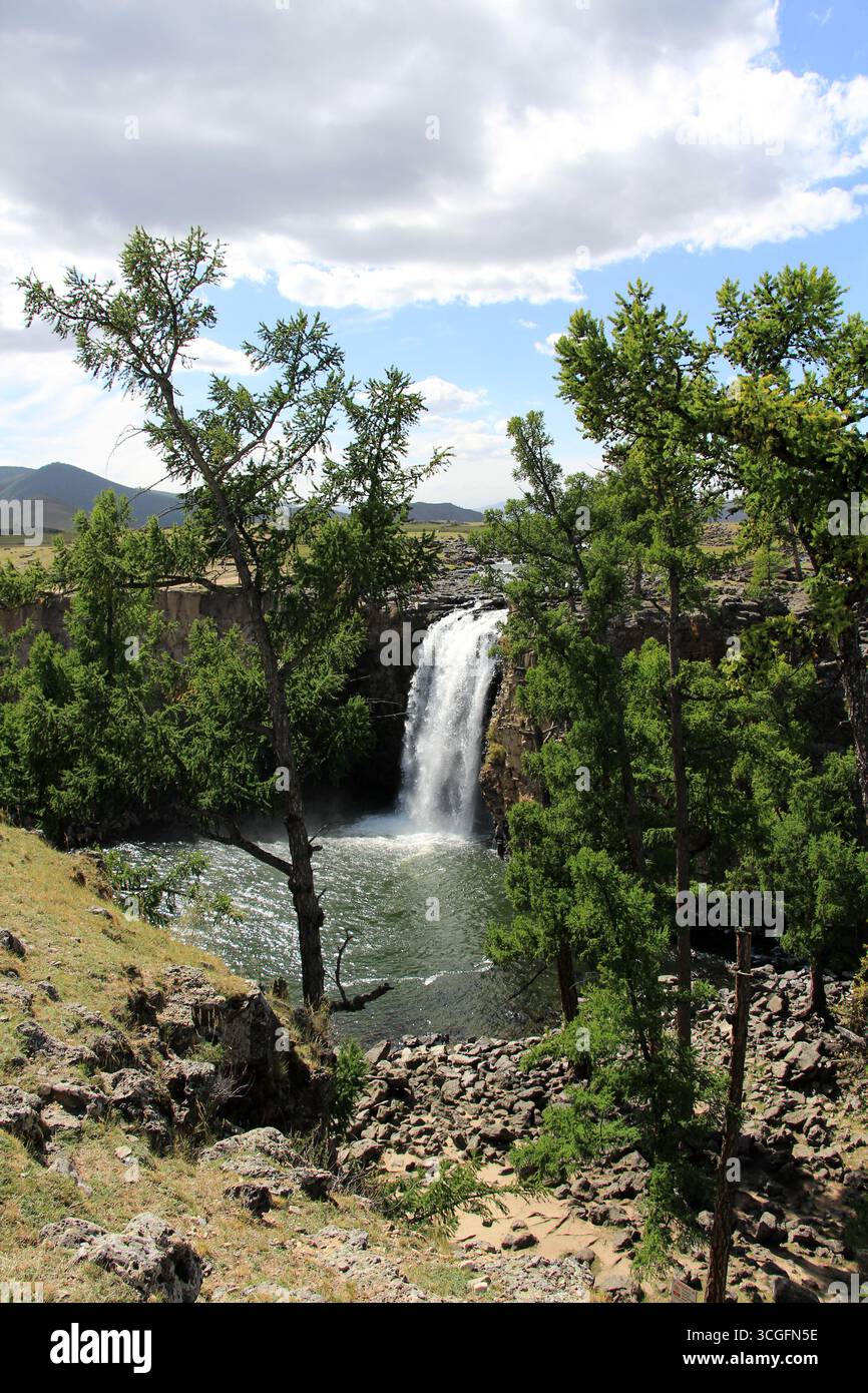 La cascata Orkhon si trova in Mongolia. Un piccolo lago si è formato dove la cascata, la sorgente del fiume Orkhon, scorre nell'acqua. Foto Stock