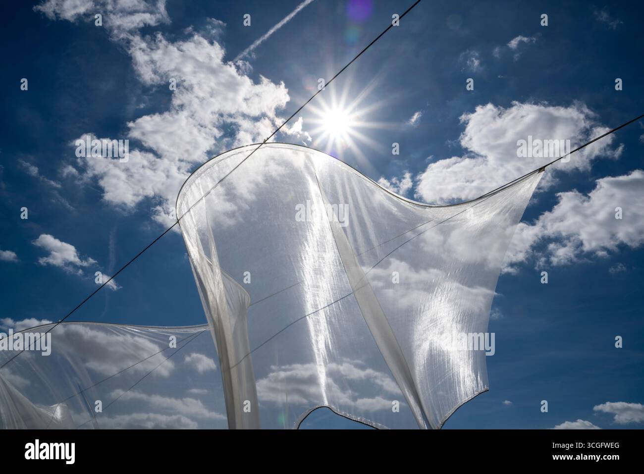 L'installazione ' Aurora ' di Kirsten Sauer (kisa.), 12° festival di arte del vento 2025, 'bewegter wind', Zierenberg, Assia, Germania, Europa Foto Stock