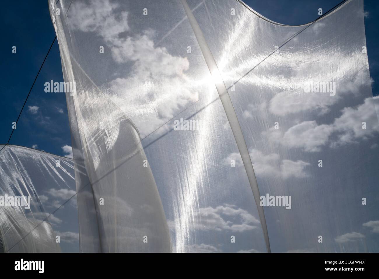 L'installazione ' Aurora ' di Kirsten Sauer (kisa.), 12° festival di arte del vento 2025, 'bewegter wind', Zierenberg, Assia, Germania, Europa Foto Stock