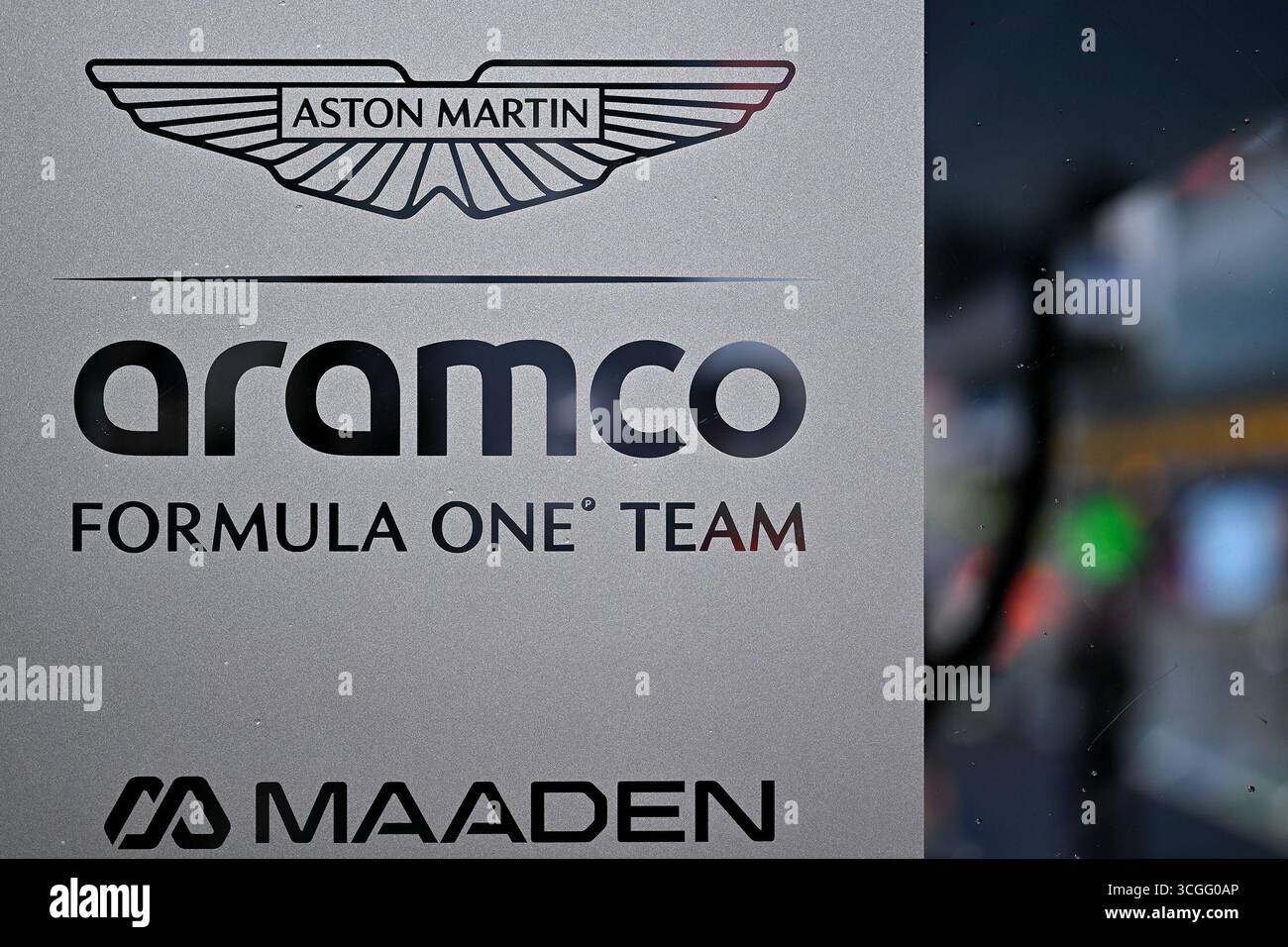ZANDVOORT, PAESI BASSI - AGOSTO 28: Una visione generale del logo del Team di F1 Aston Martin Aramco durante le anteprime in vista del Gran Premio di F1 dei Paesi Bassi sul circuito di Zandvoort il 28 agosto 2028 a Zandvoort, Paesi Bassi. (Foto di Vince Mignott/Alamy Live News) Foto Stock