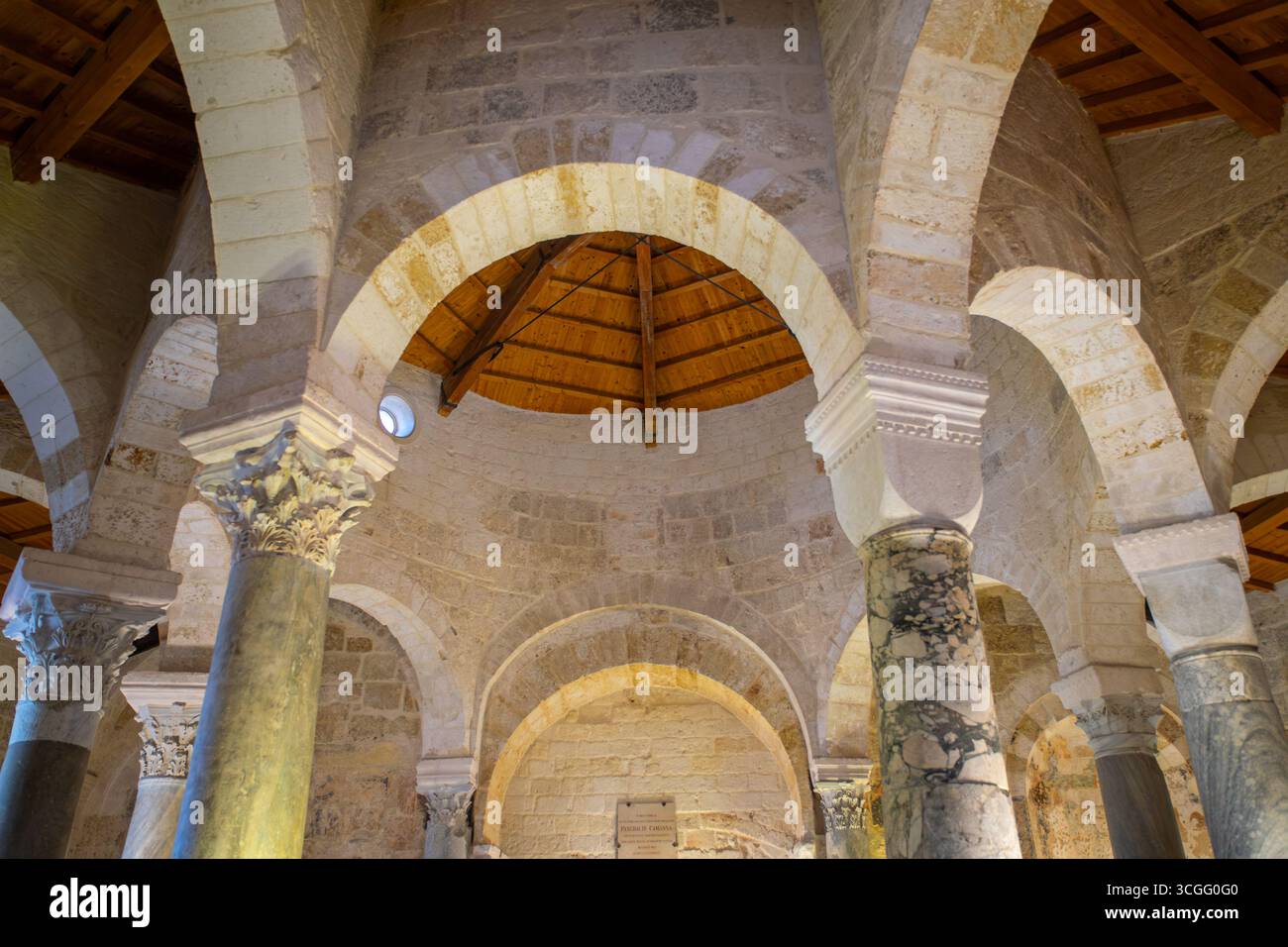 Veduta interna della Chiesa medievale di San Giovanni al Sepolcro a Brindisi, Puglia, Italia. Architettura romanica con antiche colonne e volte. Foto Stock