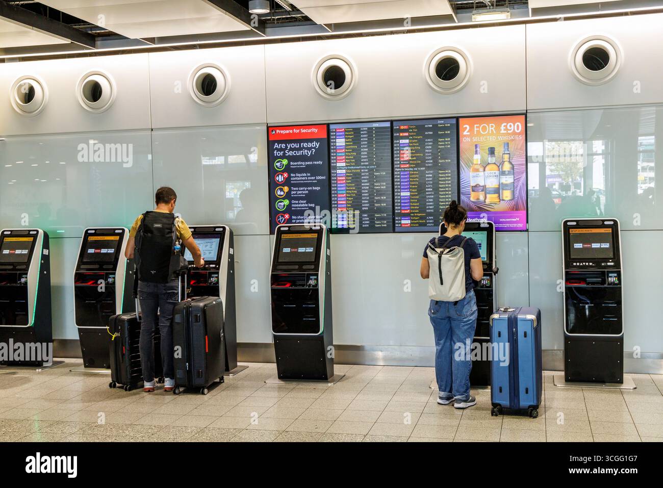 Macchine per la stampa di etichette per bagagli e carte d'imbarco, aeroporto di Heathrow, Inghilterra, Regno Unito Foto Stock