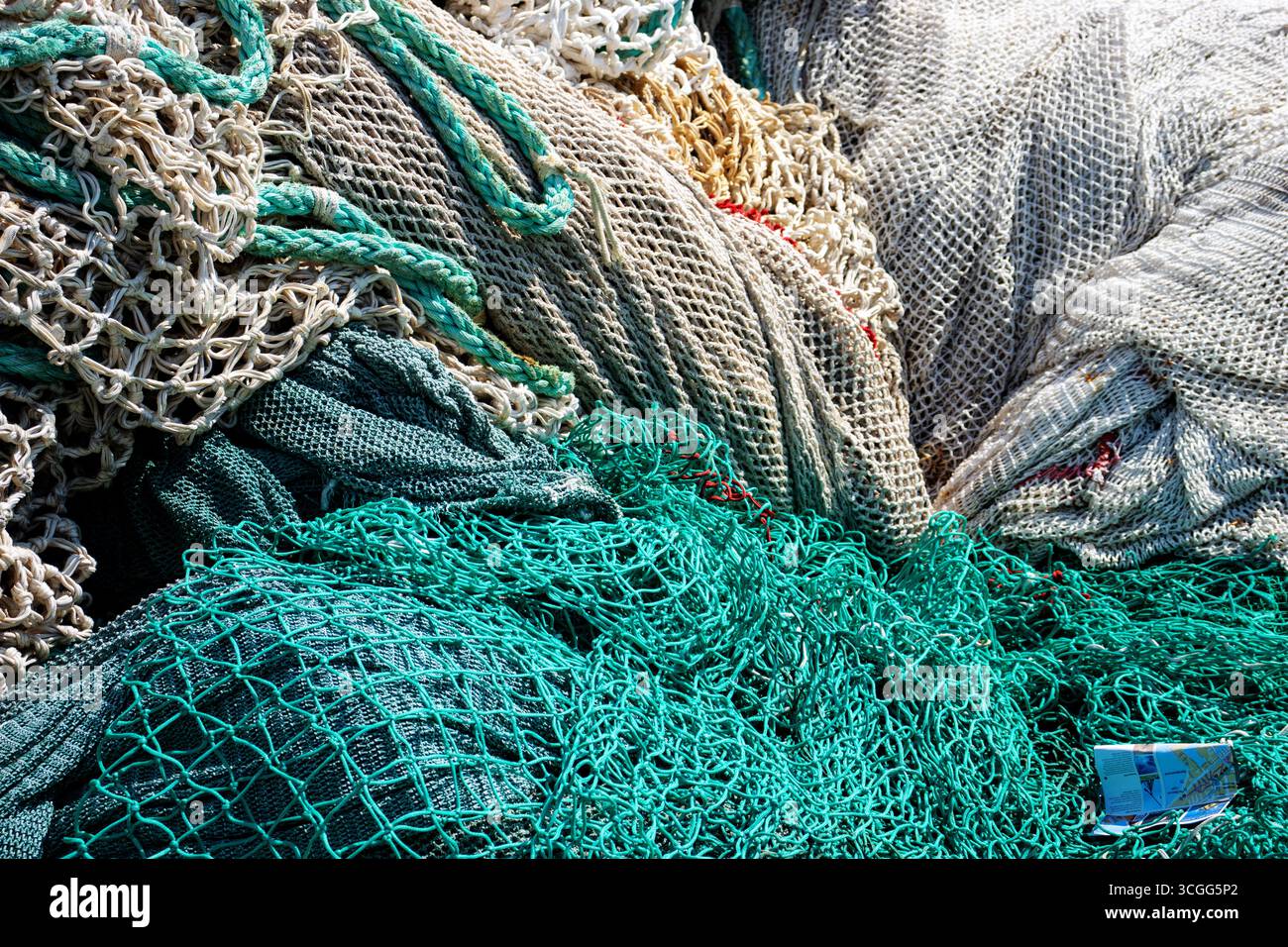funi da traino verdi e bianche e reti con funi trainate e funi Foto Stock