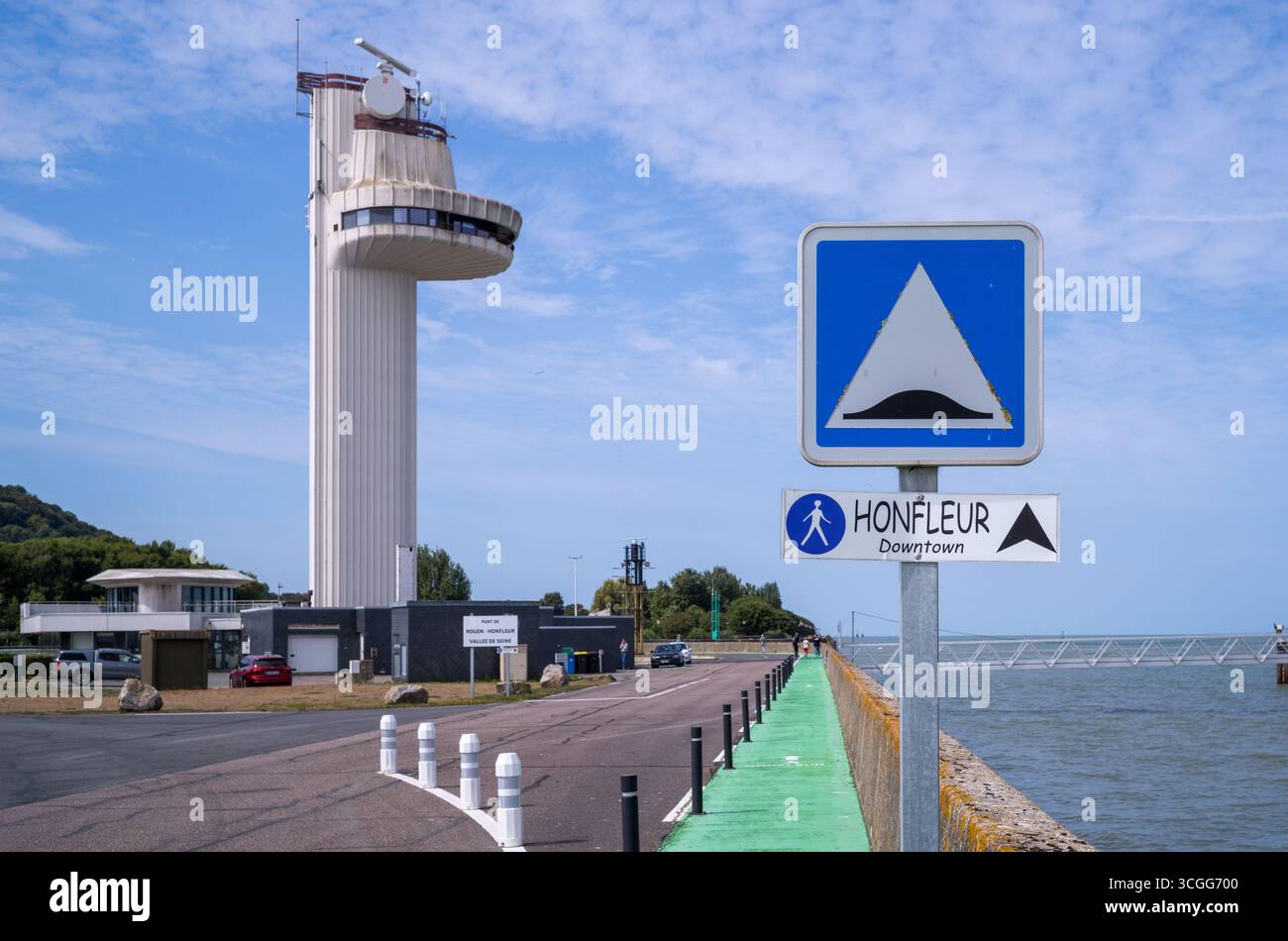 Il porto di Honfleur ha una moderna torre di controllo radar situata all'ingresso della Senna, che regola il traffico sull'estuario del fiume Senna. Foto Stock