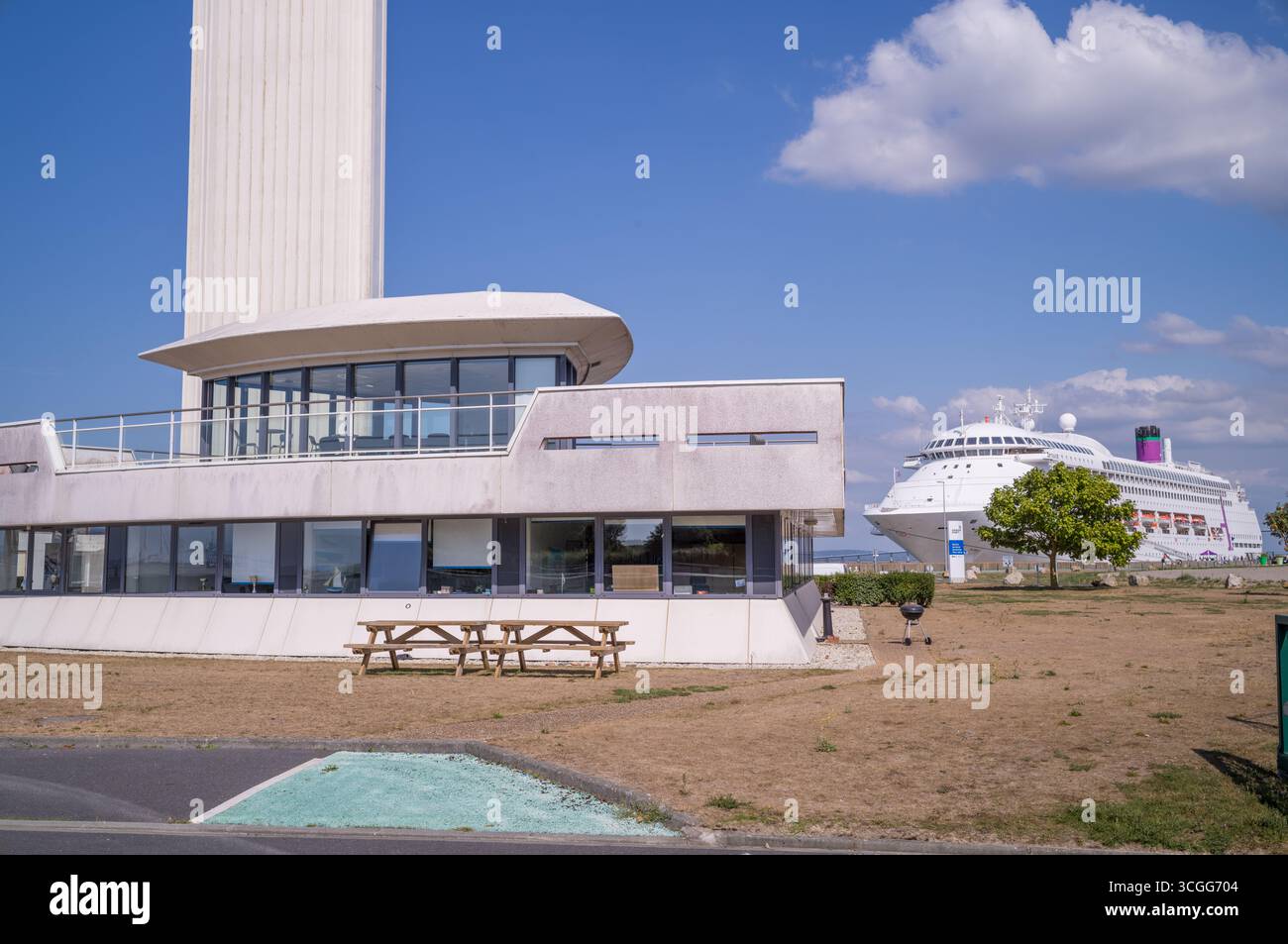 Il porto di Honfleur ha una moderna torre di controllo radar situata all'ingresso della Senna, che regola il traffico sull'estuario del fiume Senna. Foto Stock