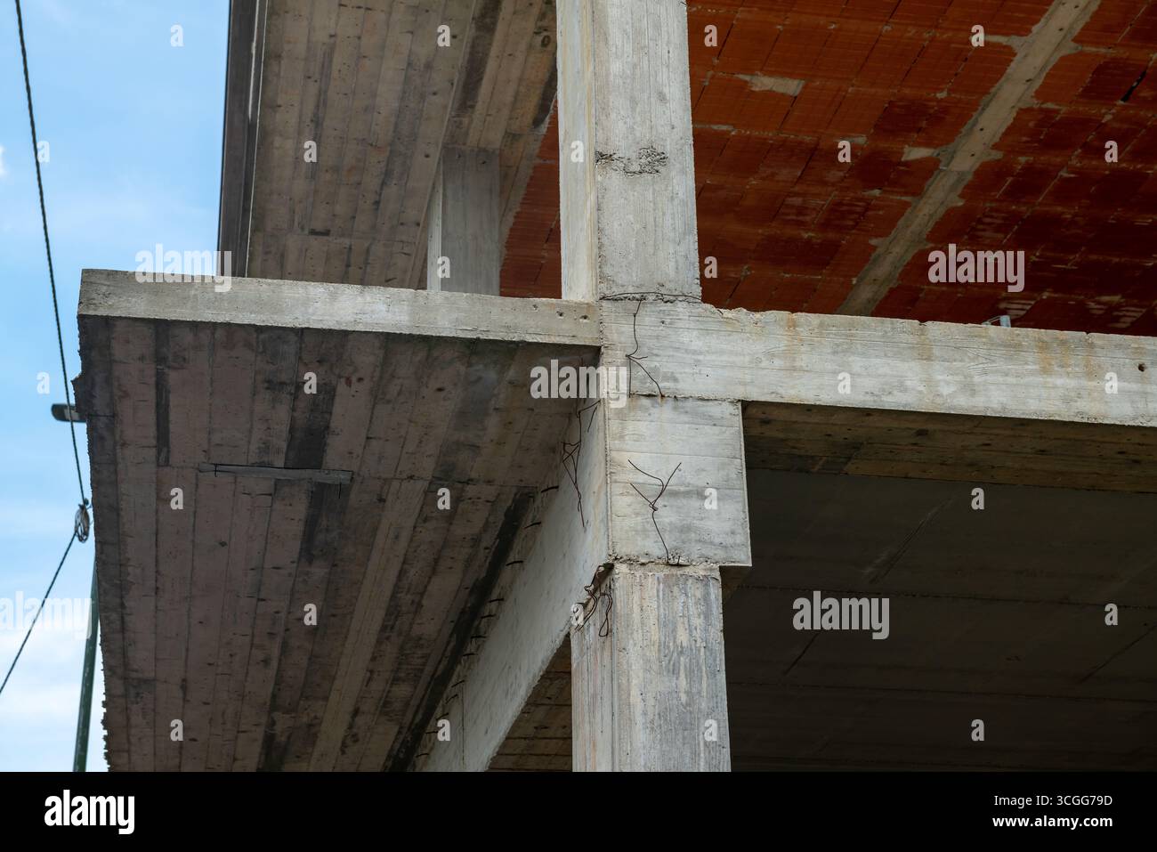Dettagli costruttivi in cemento armato con pilastri e lastre esposti. Elementi architettonici che definiscono la struttura di base. notizie Foto Stock