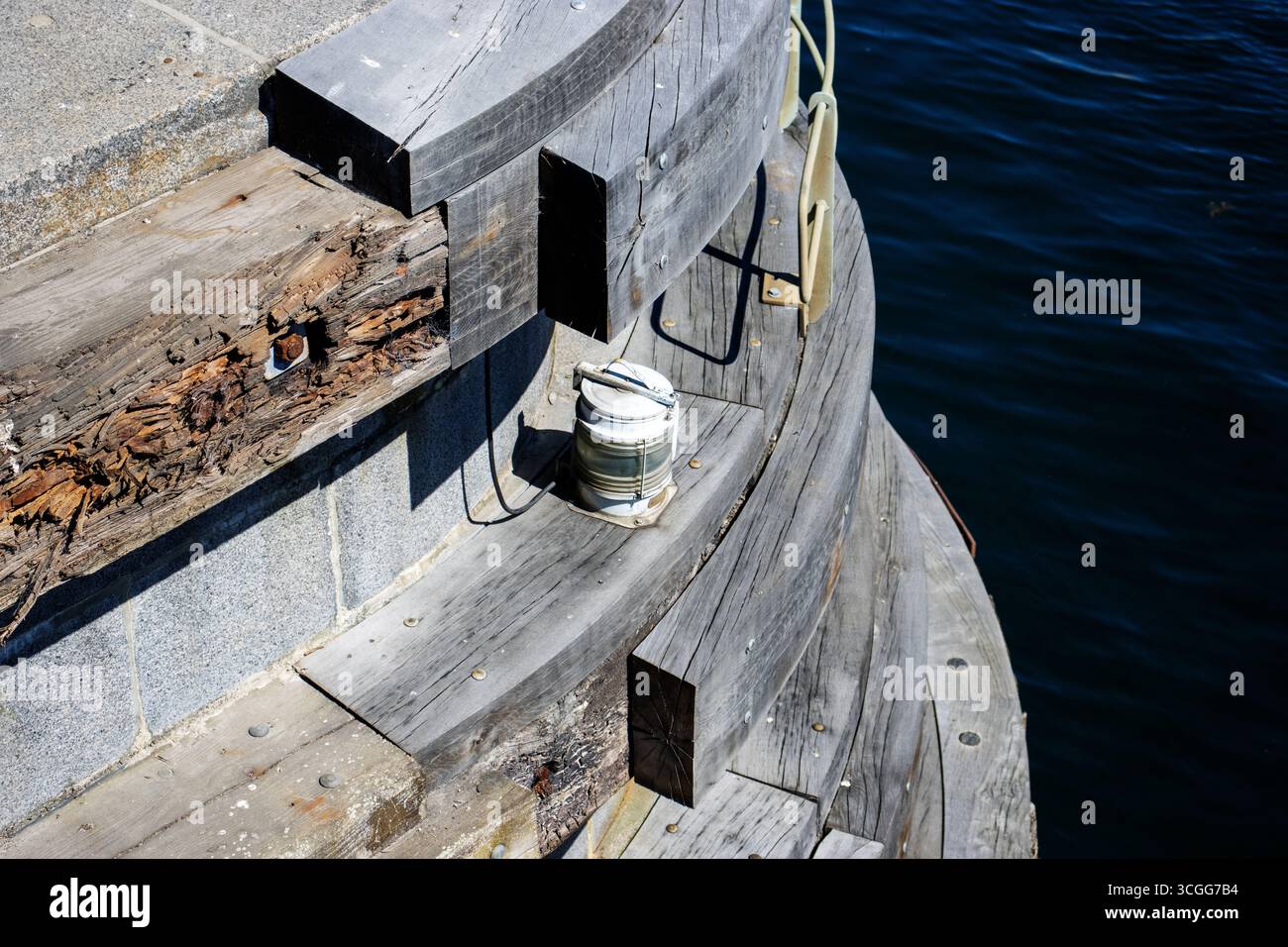Luce di emergenza e protezione ponte in legno a Copenaghen, Danimarca Foto Stock