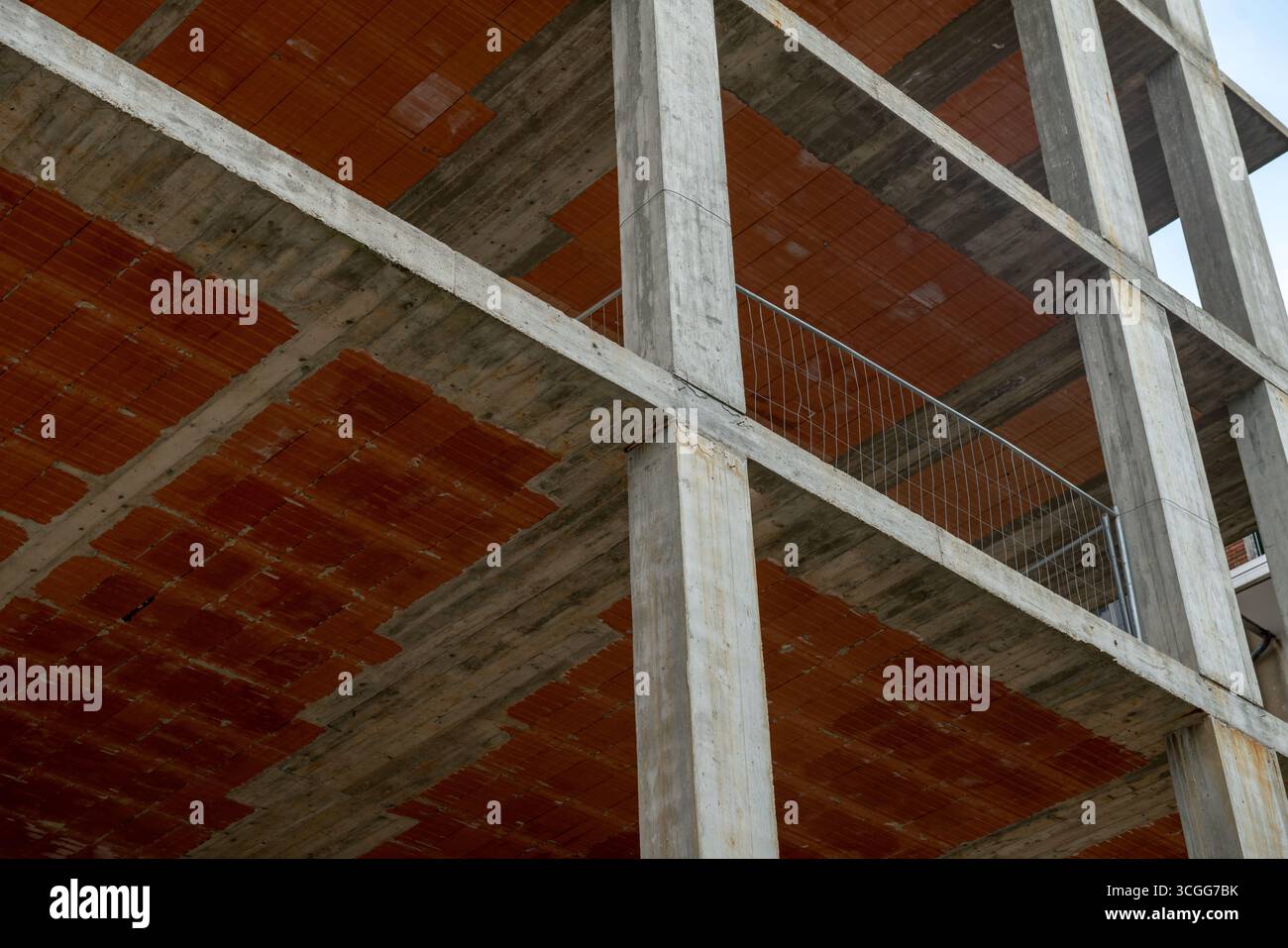 Dettagli costruttivi in cemento armato con pilastri e lastre esposti. Elementi architettonici che definiscono la struttura di base. notizie Foto Stock