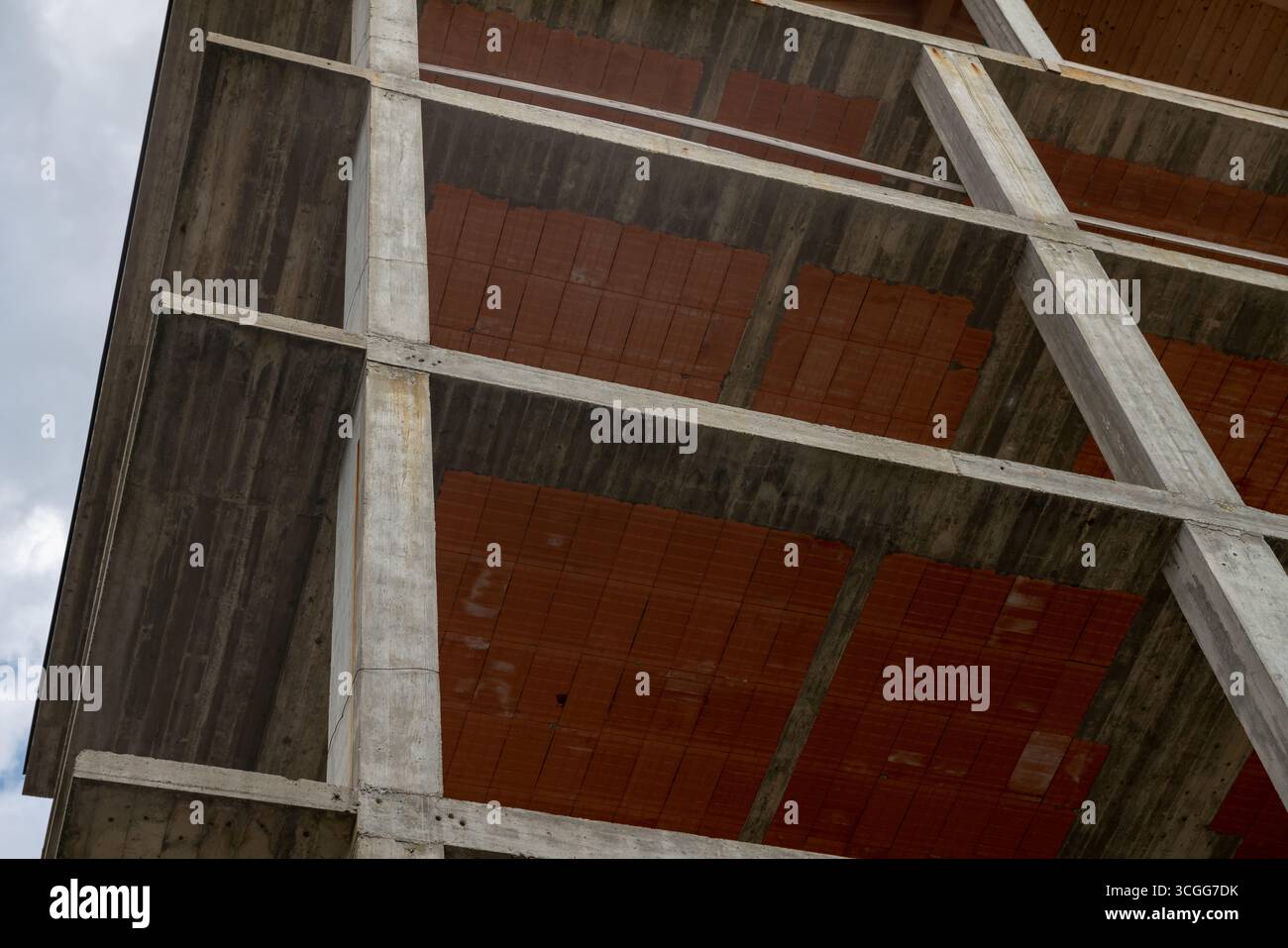 Dettagli costruttivi in cemento armato con pilastri e lastre esposti. Elementi architettonici che definiscono la struttura di base. notizie Foto Stock