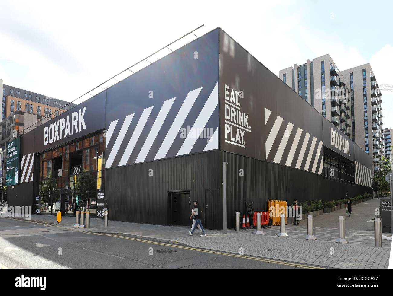 Box Park allo stadio di Wembley, Londra, Regno Unito. Spazio di intrattenimento - contiene ristoranti, bar e negozi. Foto Stock