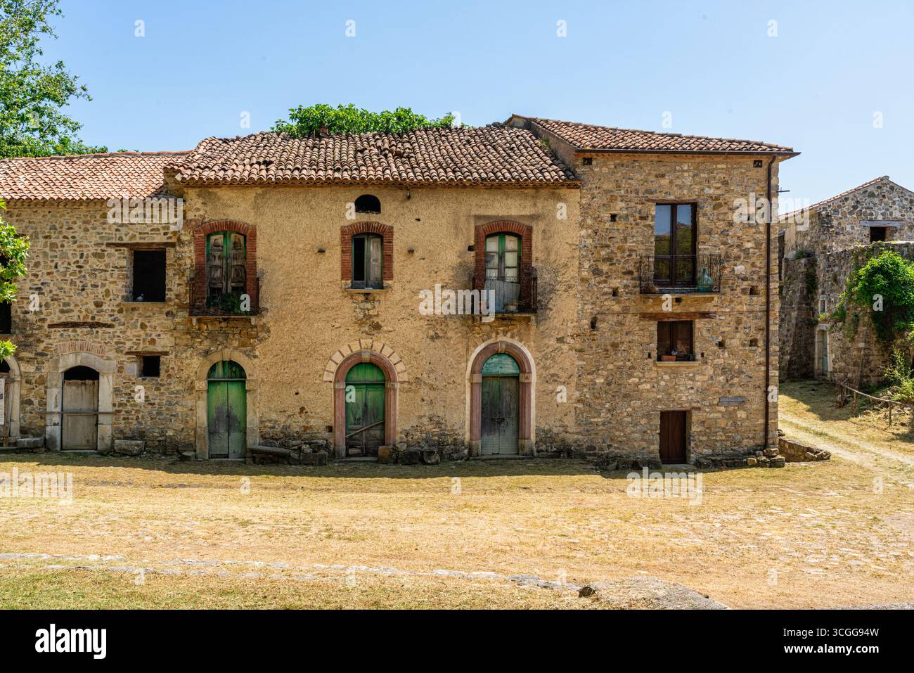 Roscigno Vecchio, antico borgo abbandonato in provincia di Salerno, Cilento, Campania, Italia. Foto Stock