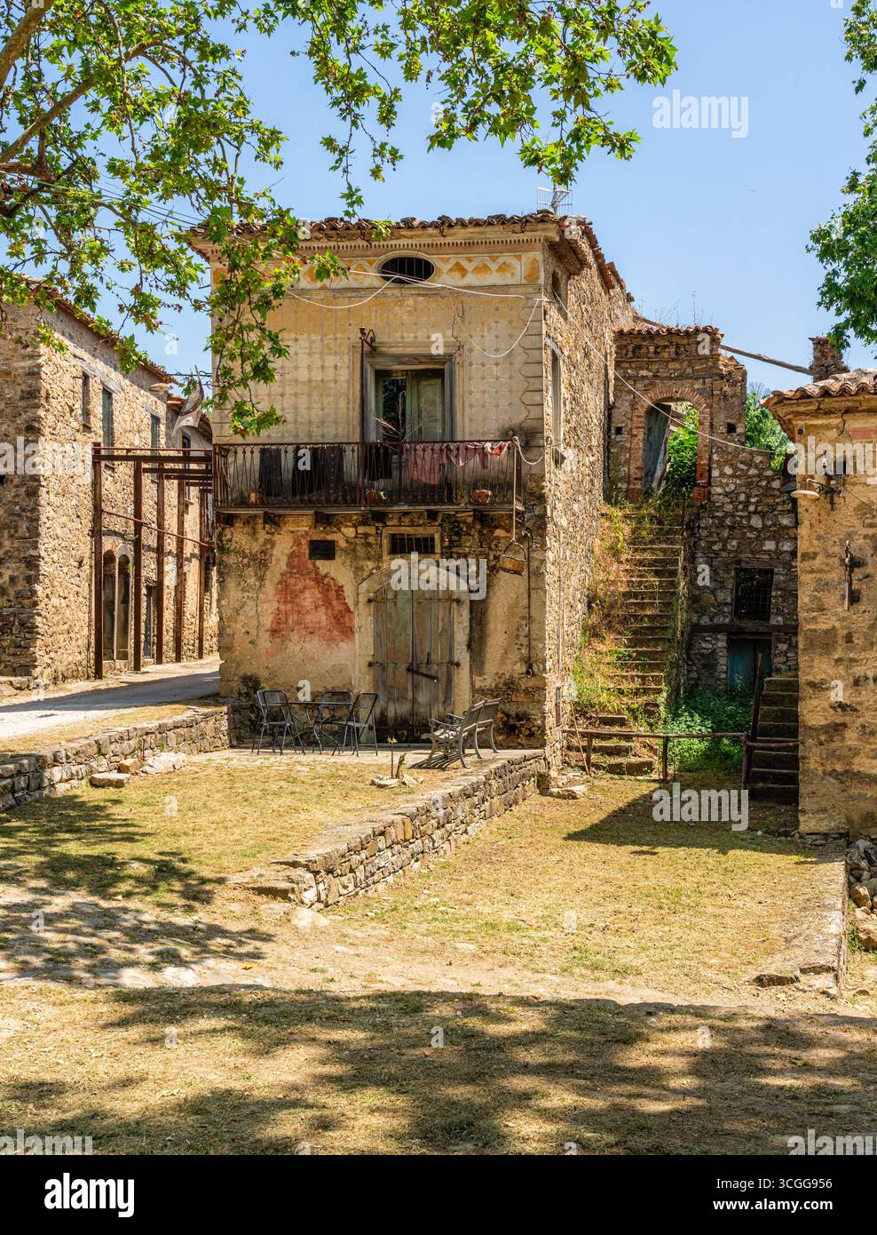 Roscigno Vecchio, antico borgo abbandonato in provincia di Salerno, Cilento, Campania, Italia. Foto Stock