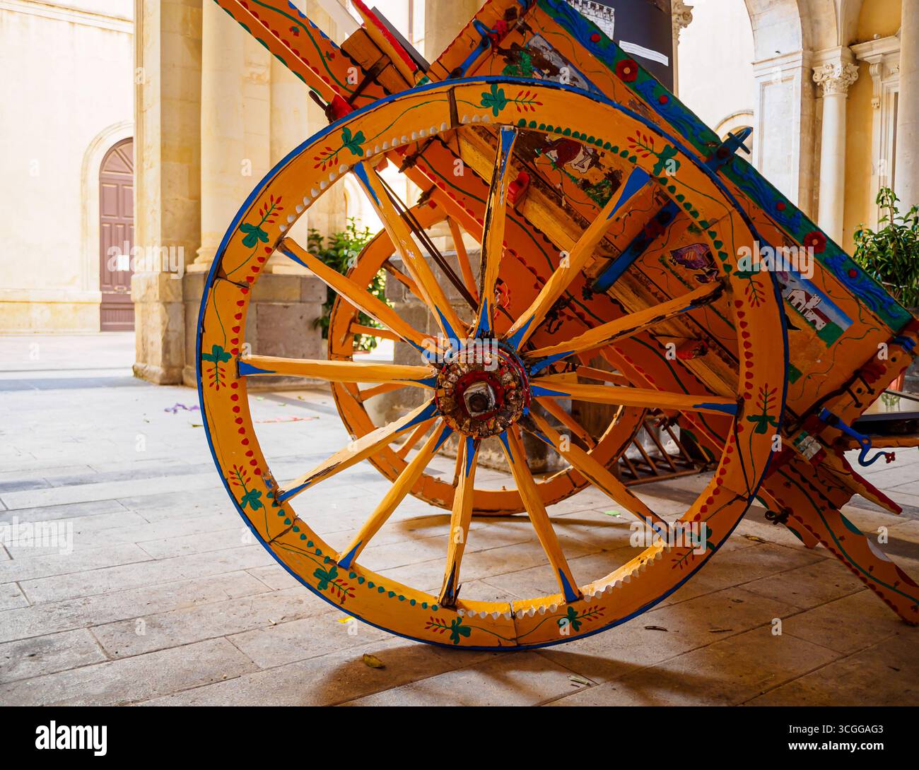 Carretto siciliano, tradizionale carro siciliano con decorazioni, Palazzolo Acreide, Sicilia, 14/08/2019 Foto Stock