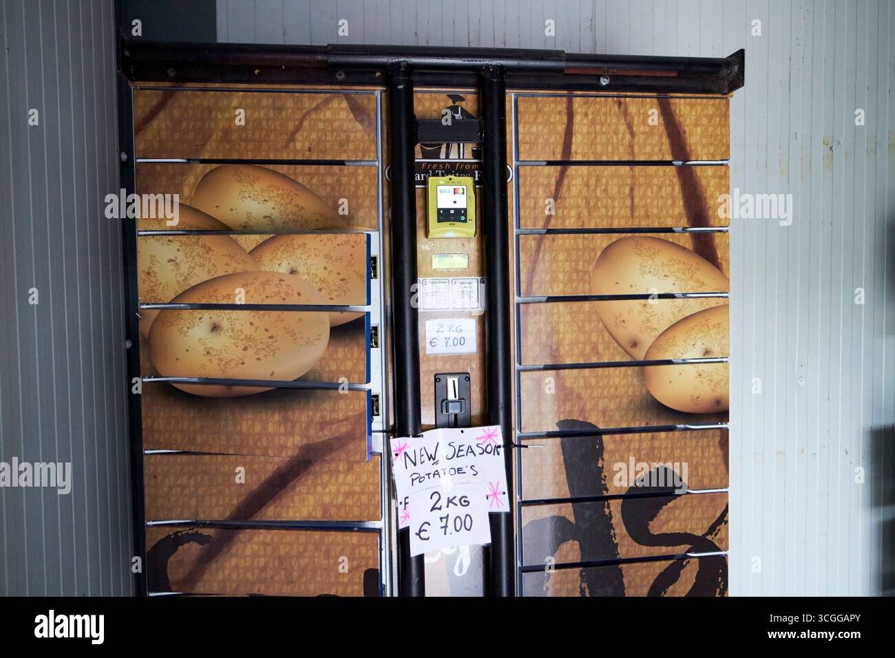 distributore automatico di patate che vende patate di nuova stagione clogherhead contea di louth repubblica d'irlanda Foto Stock