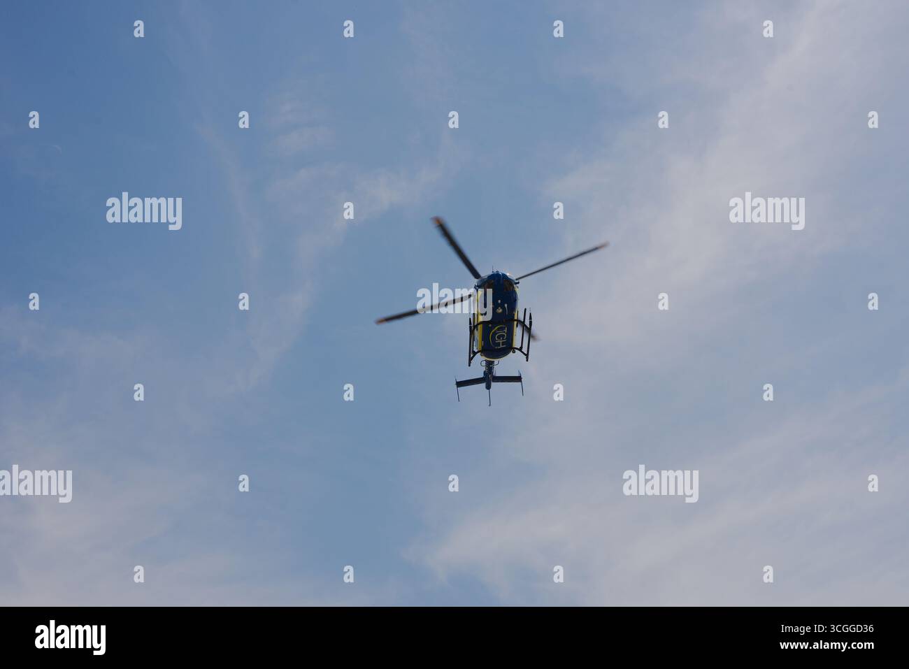 Elicottero del Tampa General Hospital in volo contro il cielo blu con nuvole gentili sullo sfondo. Solo per uso editoriale, Indian Rocks Beach, Florida, USA, Augu Foto Stock