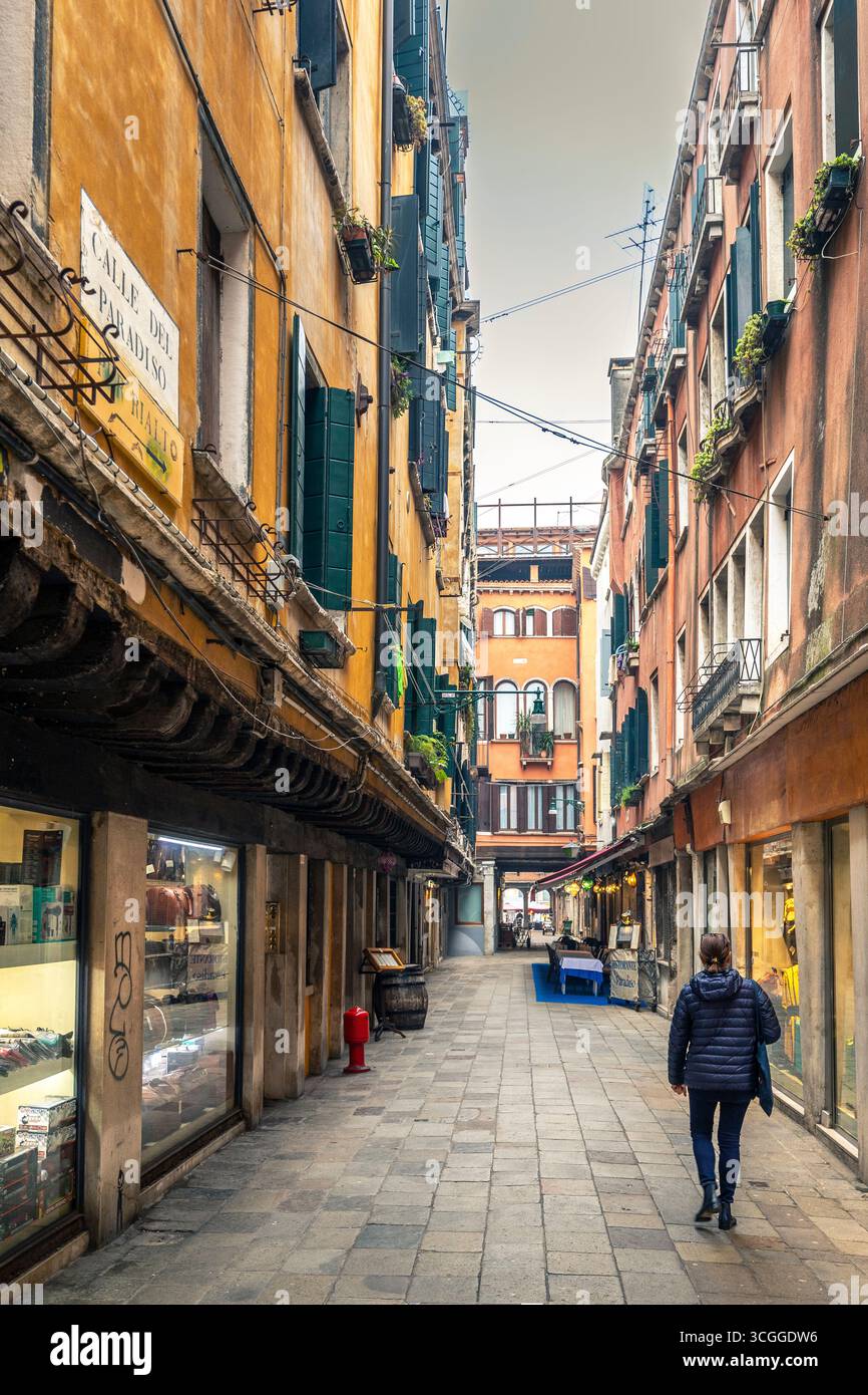 Venezia, Italia - 6 febbraio 2025: Strada stretta in un quartiere di Venezia, Italia Foto Stock