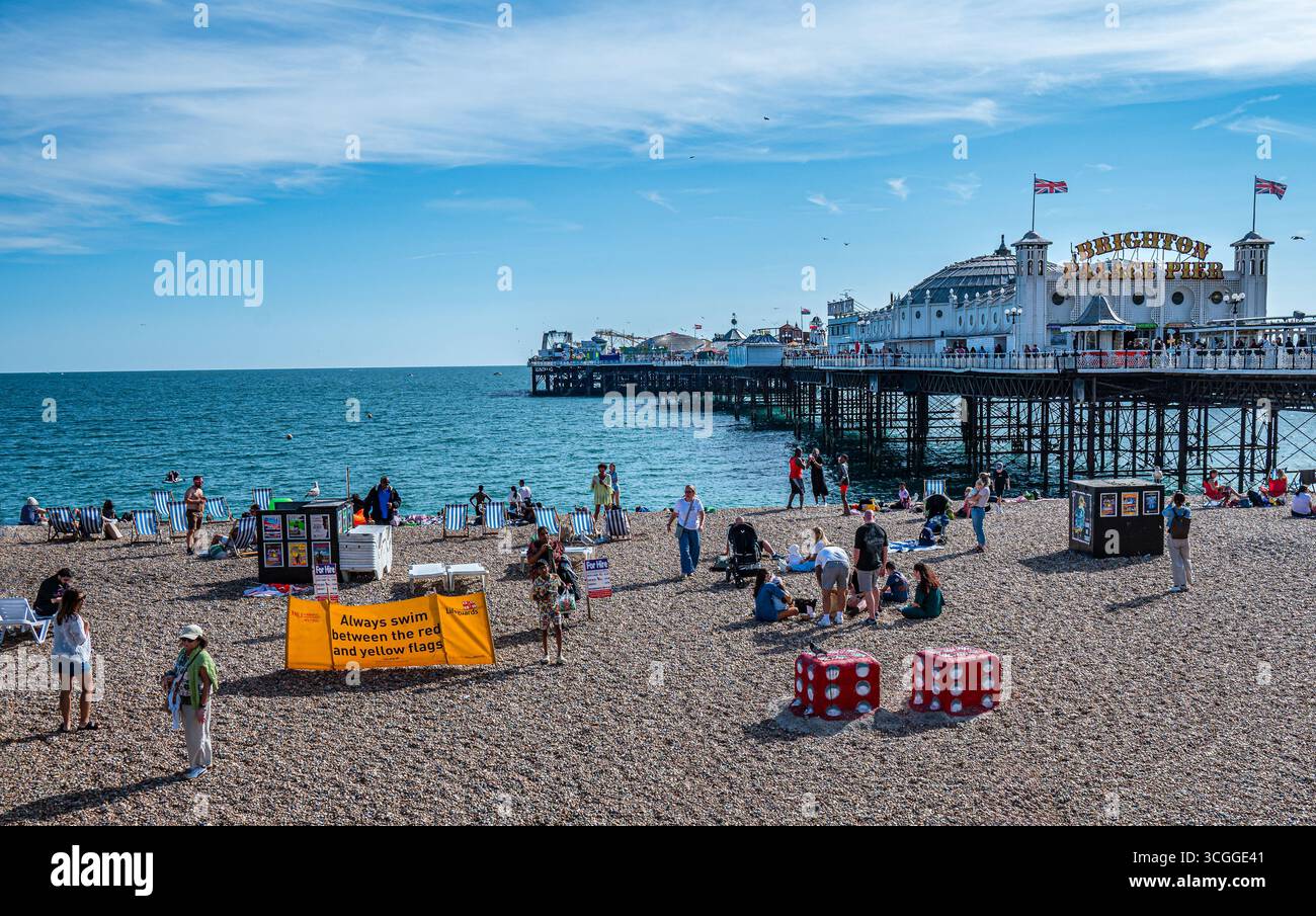 Vista sulla spiaggia di Brighton e sul molo Palace, un punto di riferimento iconico, in una luminosa giornata di sole ad agosto 2025 Foto Stock