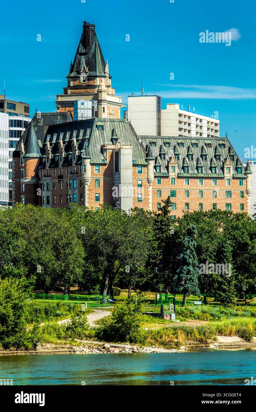 Costruito nel 1935, il Delta Bessborough Hotel è uno degli hotel ferroviari più iconici del Canada e un simbolo di Saskatoon. Foto Stock