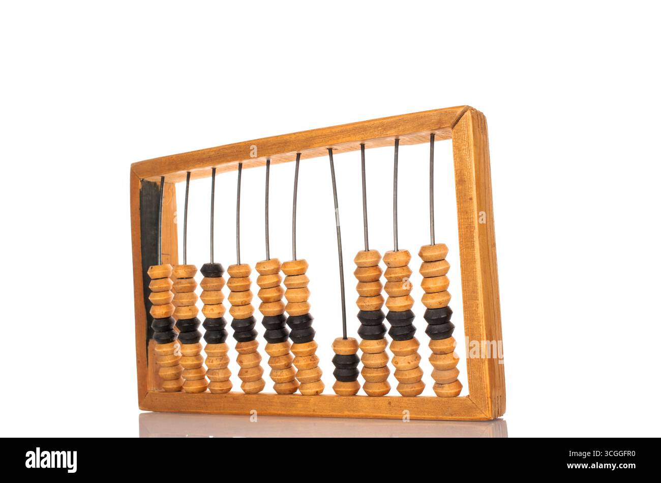 Una calcolatrice, che è un dispositivo di calcolo meccanico per eseguire operazioni aritmetiche, isolata su uno sfondo bianco, primo piano. Foto Stock