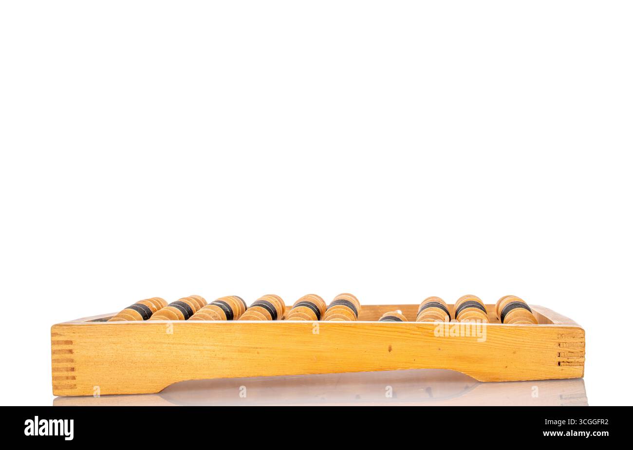 Una calcolatrice, che è un dispositivo di calcolo meccanico per eseguire operazioni aritmetiche, isolata su uno sfondo bianco, primo piano. Foto Stock