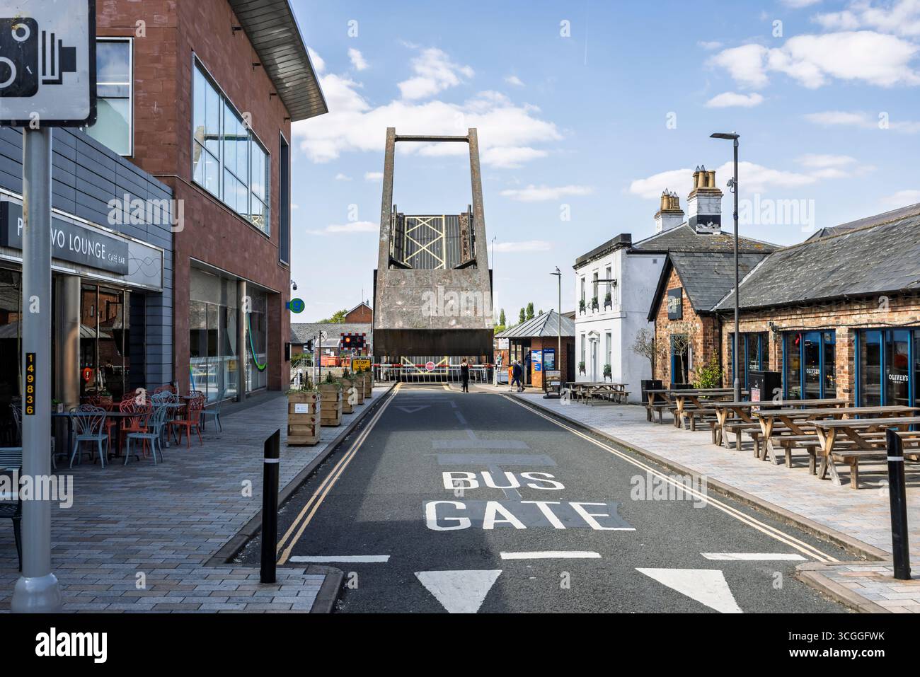 Llanthony Lift Bridge sul Gloucester and Sharpness Canal a Gloucester Docks, Gloucester, Goucestershire, Regno Unito, il 22 agosto 2025 Foto Stock