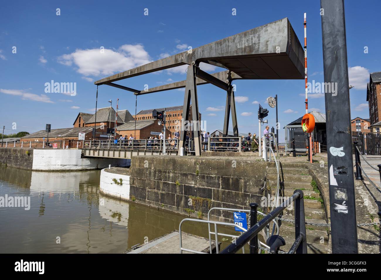 Pedoni e ciclisti che attraversano il Llanthony Lift Bridge sul Gloucester and Sharpness Canal a Gloucester Docks, Gloucester, Goucestershire, Regno Unito, ON Foto Stock