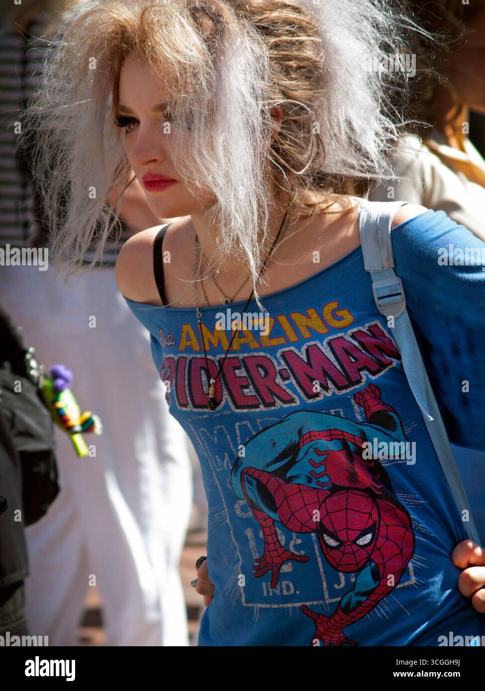 Una ragazza indossa una maglietta Spider-Man a Brighton Foto Stock