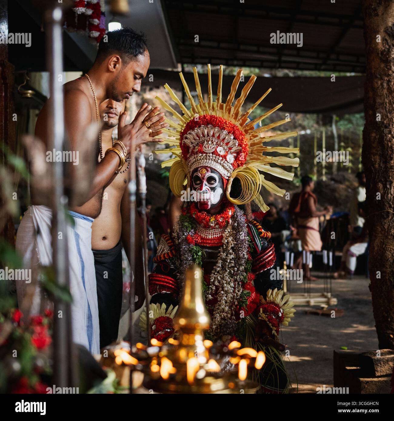 Spettacoli Theyyam nel Kerala settentrionale Foto Stock